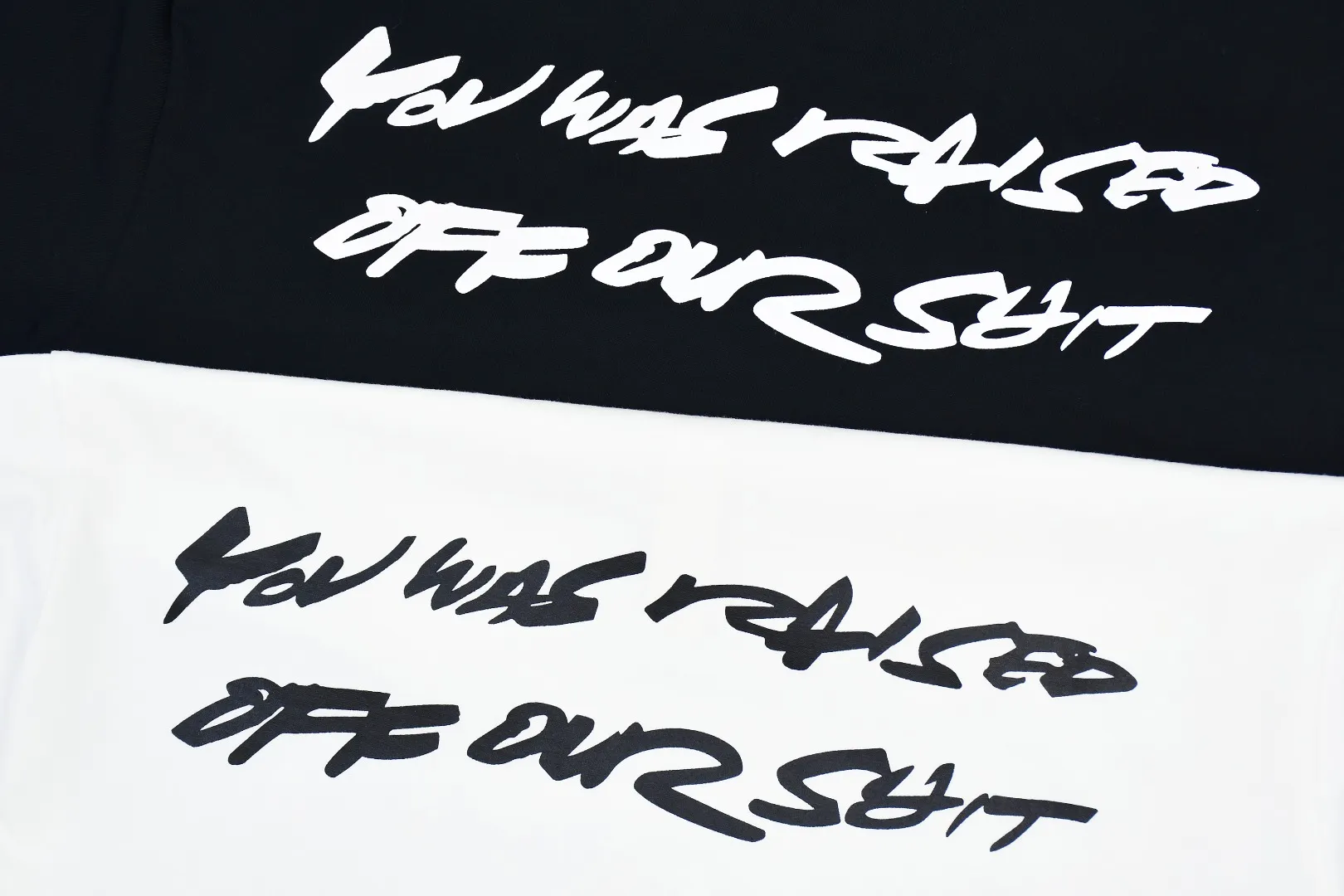 S318💰p130 Supreme 24ss Futura future slogan Box Logo short-sleeved T-shirt. Refuse to make products based on pictures. Refuse to compare wrong versions. Use cylinder seamless process (original process. There are no stitched bones on the side of the clothes. Key points of identification) The fabrics are all custom-woven and dyed, 280g weight, 100% cotton, cylindrical fabric. Cylindrical fabric is a knitted fabric woven with a cylinder loom. The needles are distributed in a cylindrical shape on the fuselage. The gray fabric is a large cylinder, which needs to be opened and shaped before it can be used further. There are no slits on the side of the clothes, so there is no washing label on the side of ordinary short-sleeves. There is only one collar label behind the neck. The printing uses thermosetting ink printing imported from Belgium (different from conventional heat transfer printing), also known as plastic ink, or self-adhesive ink. Its ingredients are: mainly composed of polyvinyl chloride (PVC) and phthalates. PVC and phthalates, solid color The thermosetting ink is composed of a mixture of agents, stabilizers, and thickeners. It is not the digital direct printing marketed on the market. The printing texture of thermosetting ink cannot be achieved by digital direct printing. The collar label has a watermark anti-counterfeiting effect, a real anti-counterfeiting layer, a version with a high probability of passing the inspection, and the original packaging picture has a high probability of passing the test. Size：S-XL
