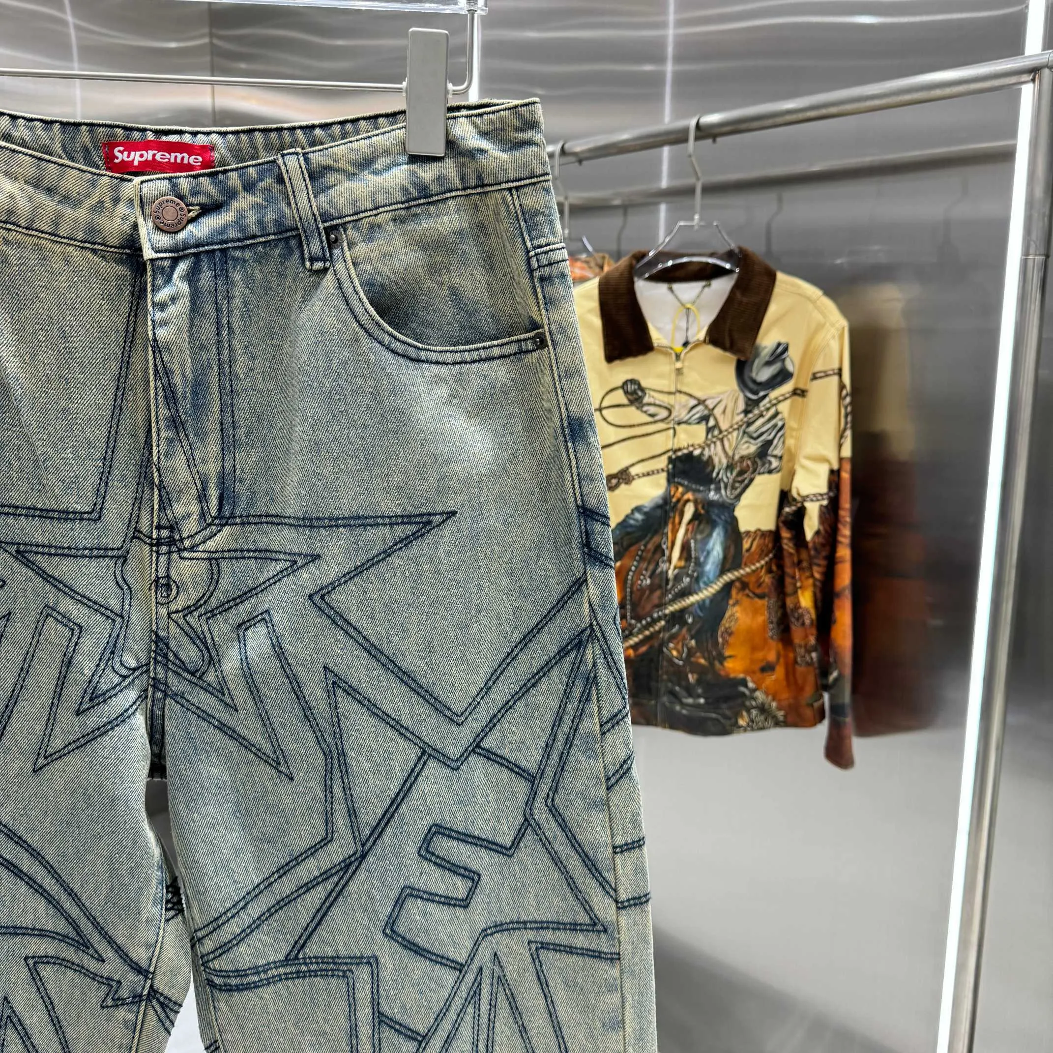 P240 Supreme star topstitch casual loose straight jeans, same style for men and women. Styles with different wash textures are very friendly to people with thin legs and thick legs. The straight slim fit is very flattering to the leg shape. The timeless and moderate length makes it easy to match casually. It is the basis for various styles and is a must-have in the wardrobe! The fabric is stiff but also makes the upper body soft without losing texture. Size 30 32 34 36 Color Yellow
