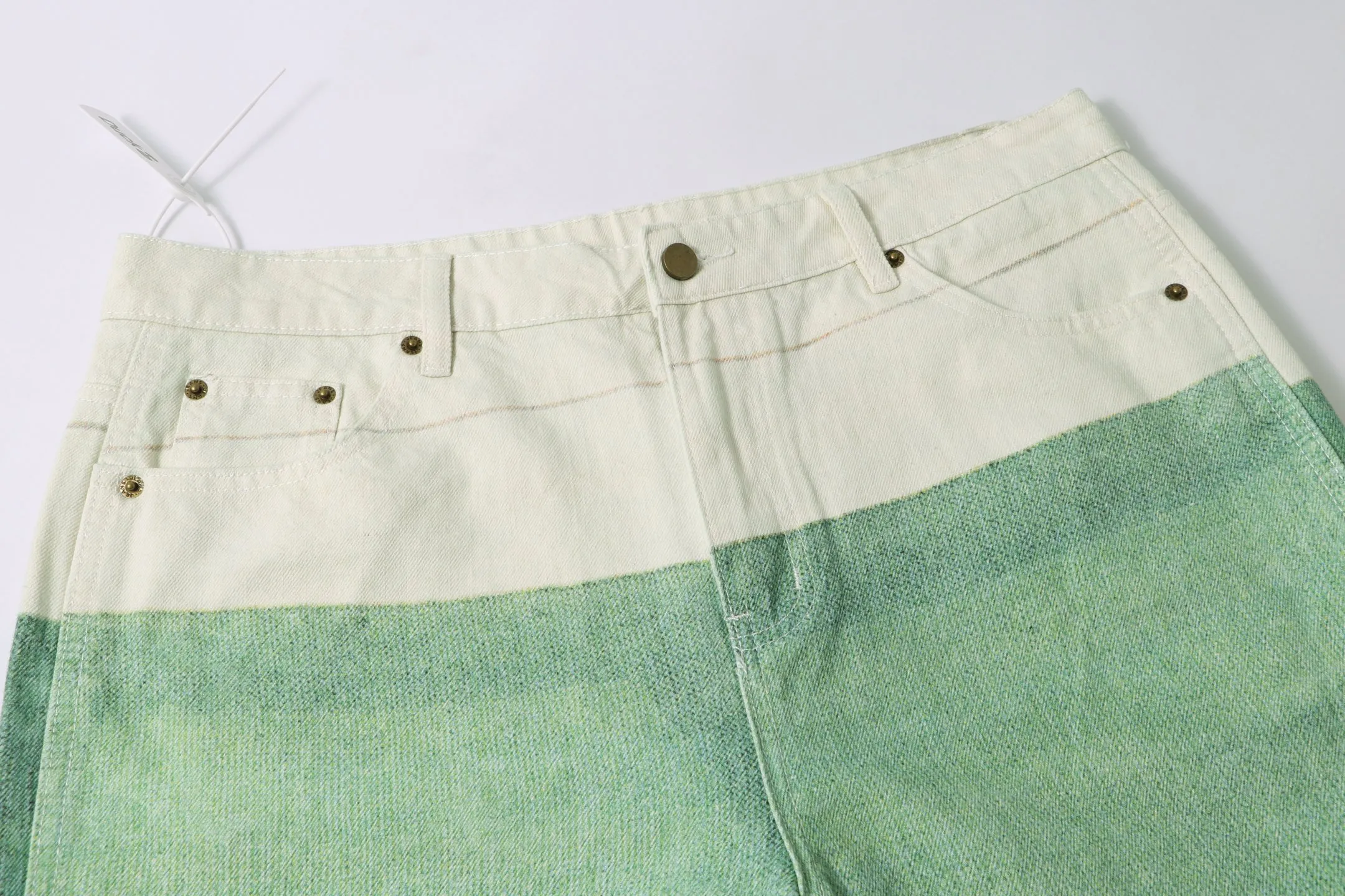 P260 model number: H920 Supreme & SS25 Paris-limited avocado 🥑 color matching jeans for the opening season. Styles with different washes and textures, very friendly to people with thin legs and thick legs. The slightly flared version is very flattering to the leg shape. Moderate length that never goes out of style, easy to match with casual, basic styling for various styles, a must-have in the wardrobe! The fabric is stiff but also makes the upper body soft without losing texture. The washing process is even more perfect. It is a must-have item for everyone! ! ! Washed wheat, hang tag, pants label, three labels complete Size: 30-32-34-36 Color: Green