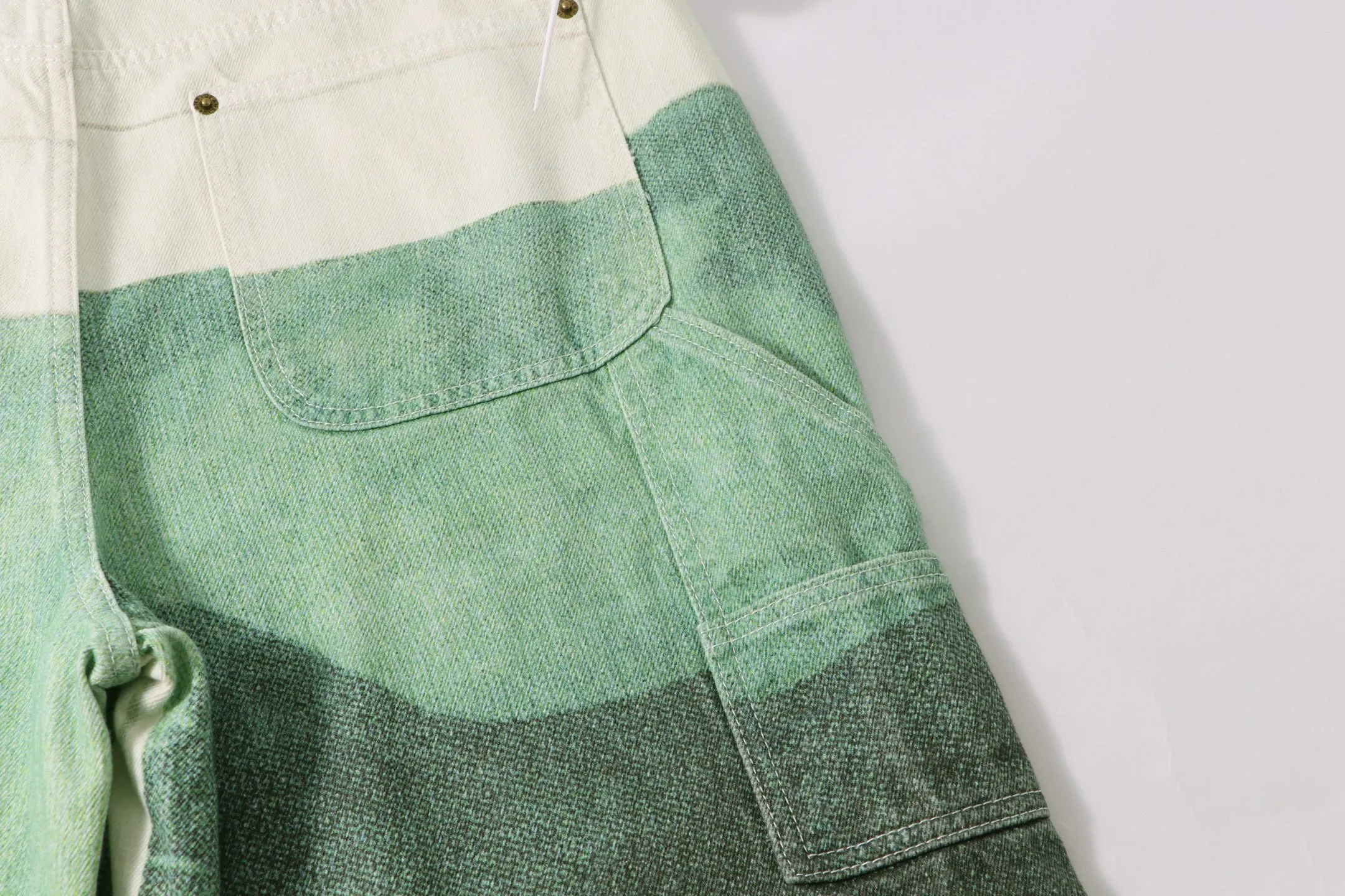 P260 model number: H920 Supreme & SS25 Paris-limited avocado 🥑 color matching jeans for the opening season. Styles with different washes and textures, very friendly to people with thin legs and thick legs. The slightly flared version is very flattering to the leg shape. Moderate length that never goes out of style, easy to match with casual, basic styling for various styles, a must-have in the wardrobe! The fabric is stiff but also makes the upper body soft without losing texture. The washing process is even more perfect. It is a must-have item for everyone! ! ! Washed wheat, hang tag, pants label, three labels complete Size: 30-32-34-36 Color: Green