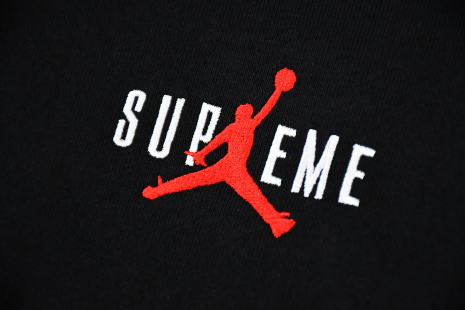 🅿️330 S285 top version Supreme x Jordan 24Fw AJ Jordan co-branded hooded velvet sweatshirt 1. Fabric: ZP test, custom woven and dyed, pure cotton 460G plus velvet main fabric 2. Embroidery: Embroidery equipment, using Behringer BEKS-Y924 machine (one level higher than Tajima embroidery machine) Embroidery thickness, saturation and size are consistent with ZP 3. Sewing process: Twelve places on the whole garment are made with four-needle and six-thread boneless splicing technology, processed by experienced foreign trade factories (ordinary factories cannot do it) 4. Hem and cuffs: all use 520G non-elastic threads (low-end products use elastic threads to cause the hem and cuffs to appear wavy) 5. Customized ZP main logo/washing water mark/tag/packaging bag (equipped with an extra-large thickened handbag) Color: black Size: S~XL