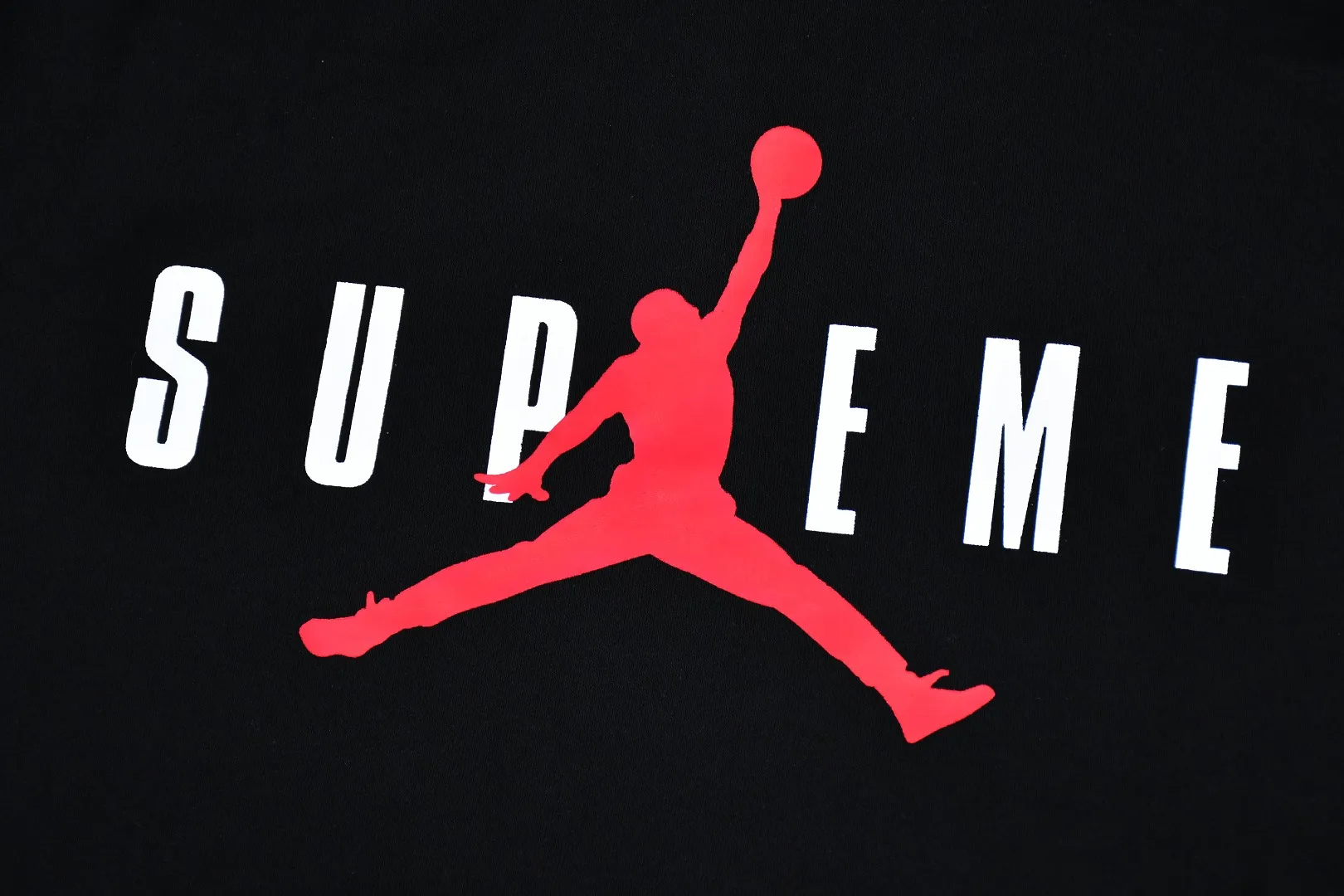 🅿️330 S285 top version Supreme x Jordan 24Fw AJ Jordan co-branded hooded velvet sweatshirt 1. Fabric: ZP test, custom woven and dyed, pure cotton 460G plus velvet main fabric 2. Embroidery: Embroidery equipment, using Behringer BEKS-Y924 machine (one level higher than Tajima embroidery machine) Embroidery thickness, saturation and size are consistent with ZP 3. Sewing process: Twelve places on the whole garment are made with four-needle and six-thread boneless splicing technology, processed by experienced foreign trade factories (ordinary factories cannot do it) 4. Hem and cuffs: all use 520G non-elastic threads (low-end products use elastic threads to cause the hem and cuffs to appear wavy) 5. Customized ZP main logo/washing water mark/tag/packaging bag (equipped with an extra-large thickened handbag) Color: black Size: S~XL