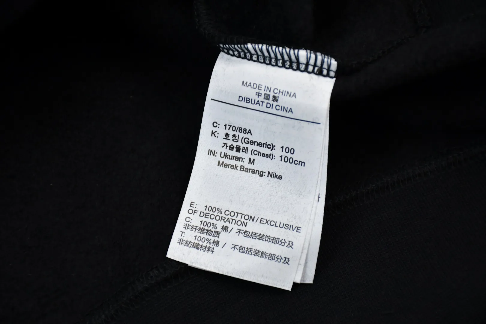 🅿️330 S285 top version Supreme x Jordan 24Fw AJ Jordan co-branded hooded velvet sweatshirt 1. Fabric: ZP test, custom woven and dyed, pure cotton 460G plus velvet main fabric 2. Embroidery: Embroidery equipment, using Behringer BEKS-Y924 machine (one level higher than Tajima embroidery machine) Embroidery thickness, saturation and size are consistent with ZP 3. Sewing process: Twelve places on the whole garment are made with four-needle and six-thread boneless splicing technology, processed by experienced foreign trade factories (ordinary factories cannot do it) 4. Hem and cuffs: all use 520G non-elastic threads (low-end products use elastic threads to cause the hem and cuffs to appear wavy) 5. Customized ZP main logo/washing water mark/tag/packaging bag (equipped with an extra-large thickened handbag) Color: black Size: S~XL
