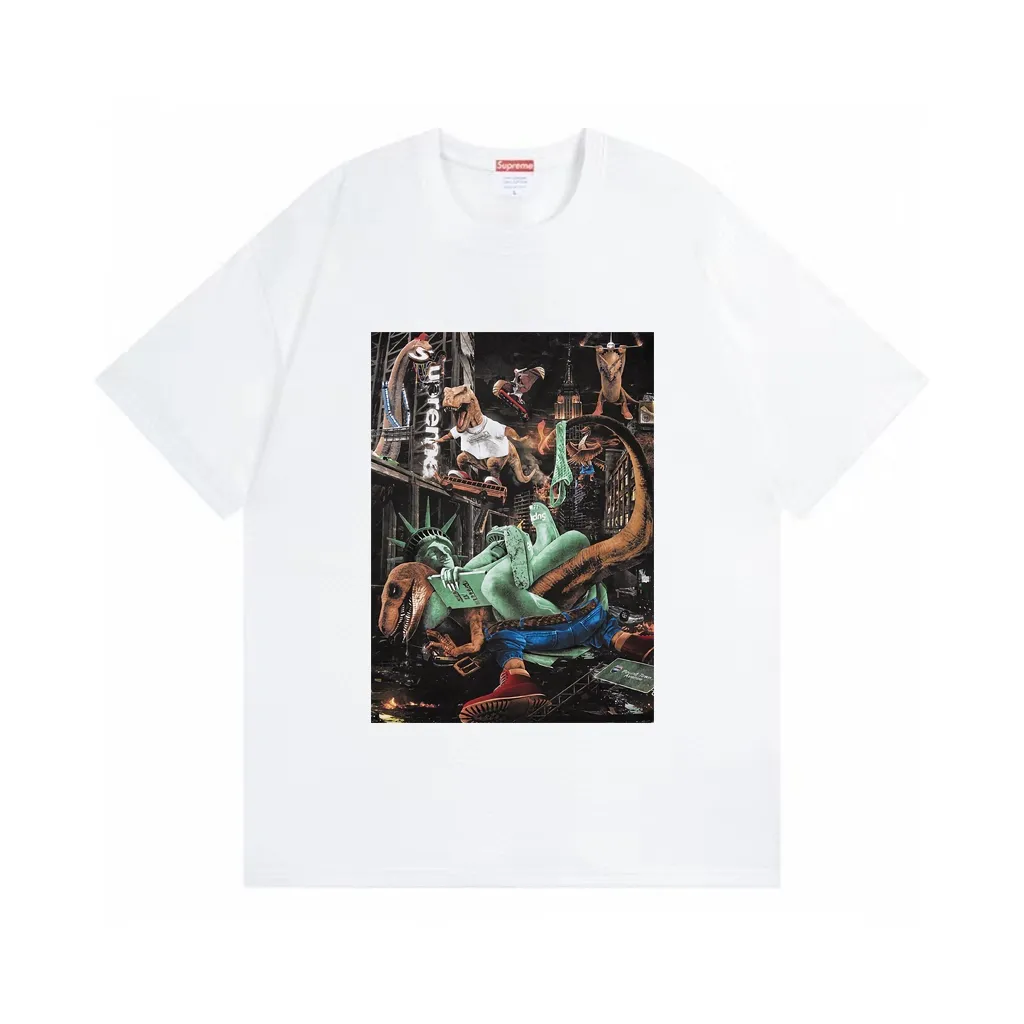 #S125 p110💰 Supreme 23SS T-REX TEE Tyrannosaurus City Battle Statue of Liberty, short-sleeved T-shirt, loose fit, made of 260g combed cotton double yarn, all three standards from fabrics to accessories, ZP, imported Matsui company slurry printing will never crack, the whole piece adopts three-needle five-thread process. The neckline-shoulder seam-sleeve seam is double-lined, which looks more three-dimensional and textured) The same process as the authentic original, classic version Feel free to compare zp. The whole piece adopts three-needle five-thread craftsmanship. The neckline-shoulder seam-sleeve seam is double-threaded, which looks more three-dimensional and textured.) It has the same craftsmanship as the original original, classic version. Color: Black White Size: S M L XL XXL