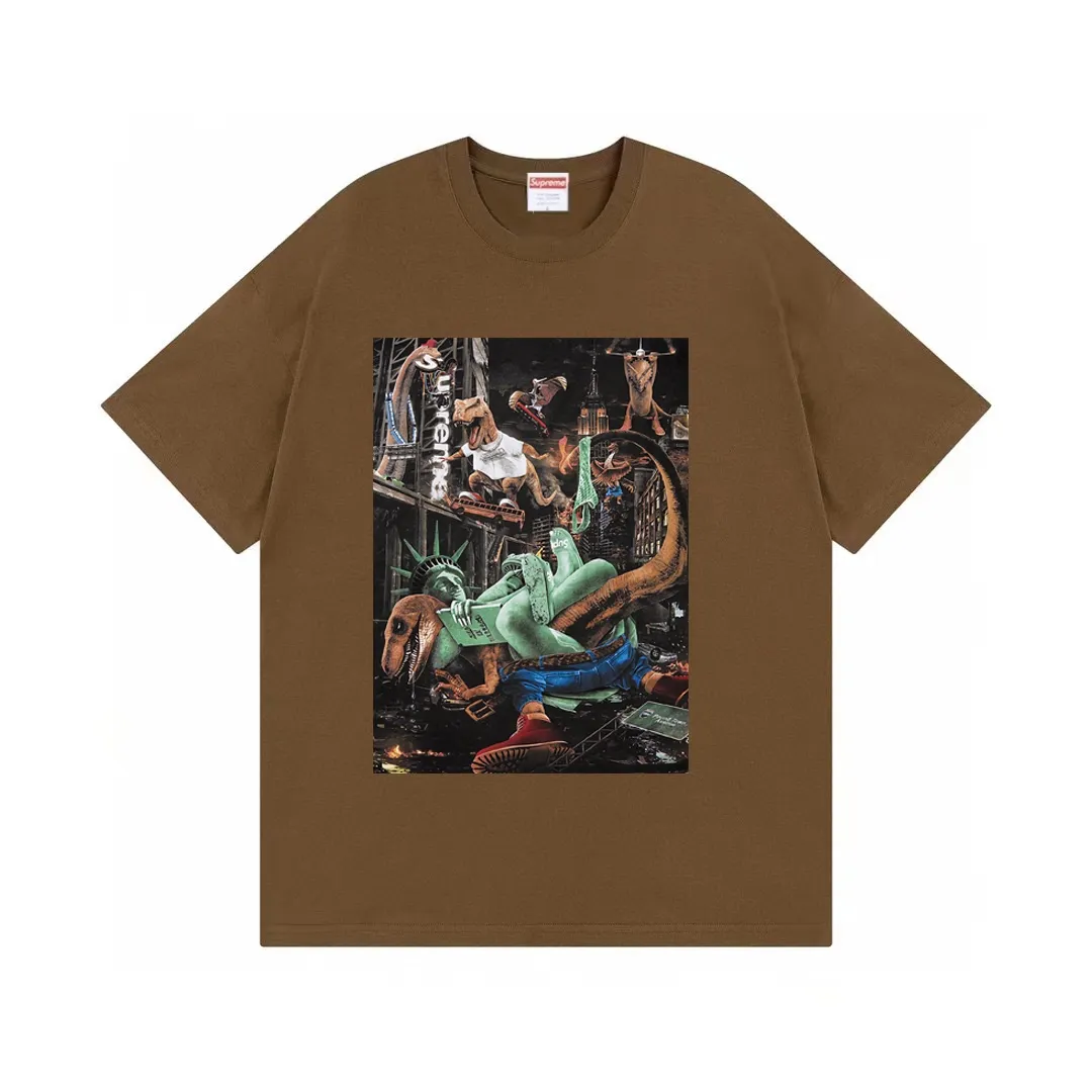 #S125 p110💰 Supreme 23SS T-REX TEE Tyrannosaurus City Battle Statue of Liberty, short-sleeved T-shirt, loose fit, made of 260g combed cotton double yarn, all three standards from fabrics to accessories, ZP, imported Matsui company slurry printing will never crack, the whole piece adopts three-needle five-thread process. The neckline-shoulder seam-sleeve seam is double-lined, which looks more three-dimensional and textured) The same process as the authentic original, classic version Feel free to compare zp. The whole piece adopts three-needle five-thread craftsmanship. The neckline-shoulder seam-sleeve seam is double-threaded, which looks more three-dimensional and textured.) It has the same craftsmanship as the original original, classic version. Color: Black White Size: S M L XL XXL