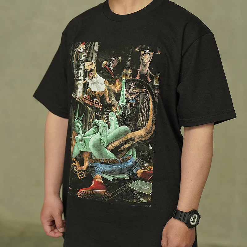 #S125 p110💰 Supreme 23SS T-REX TEE Tyrannosaurus City Battle Statue of Liberty, short-sleeved T-shirt, loose fit, made of 260g combed cotton double yarn, all three standards from fabrics to accessories, ZP, imported Matsui company slurry printing will never crack, the whole piece adopts three-needle five-thread process. The neckline-shoulder seam-sleeve seam is double-lined, which looks more three-dimensional and textured) The same process as the authentic original, classic version Feel free to compare zp. The whole piece adopts three-needle five-thread craftsmanship. The neckline-shoulder seam-sleeve seam is double-threaded, which looks more three-dimensional and textured.) It has the same craftsmanship as the original original, classic version. Color: Black White Size: S M L XL XXL