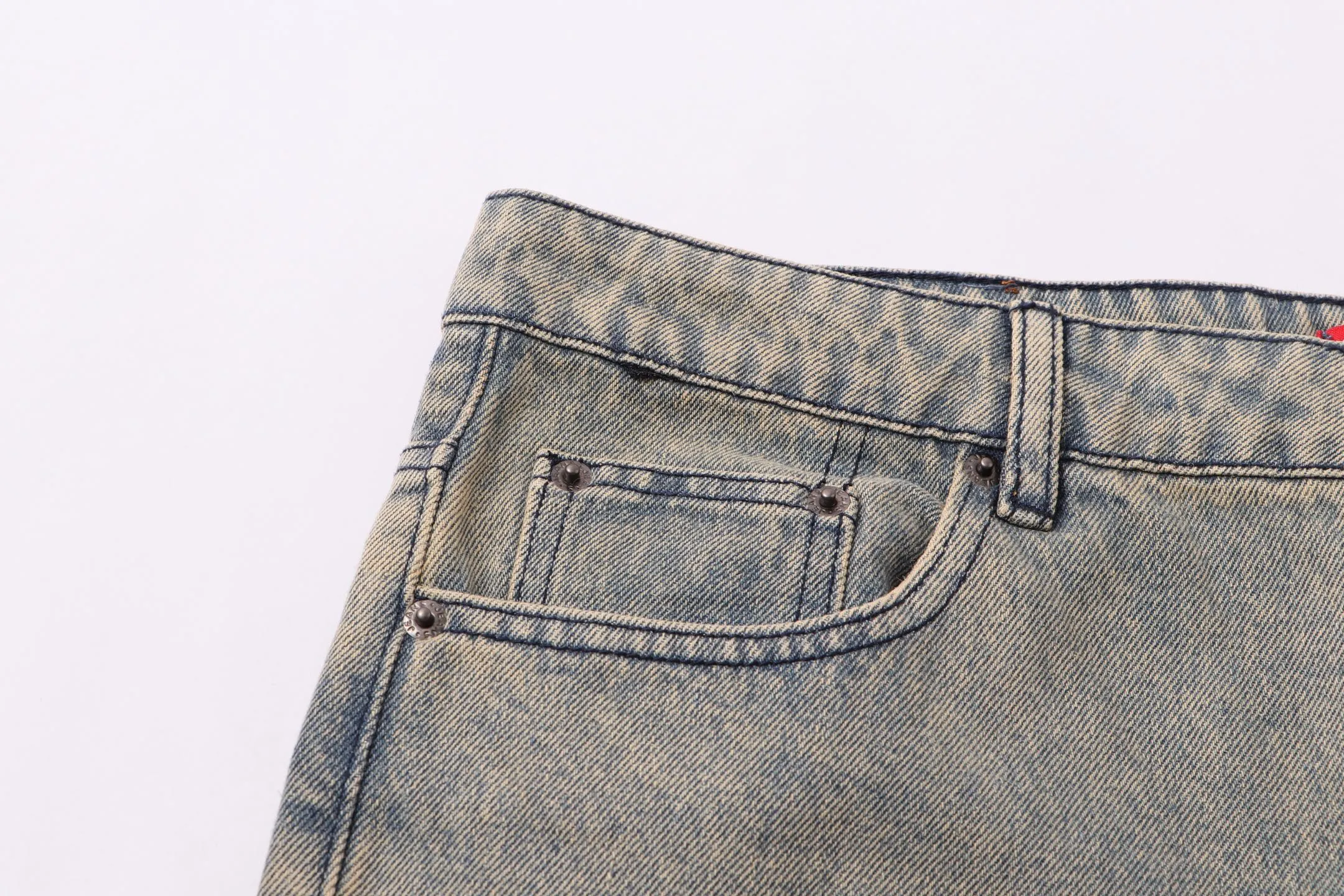 P260 model number: H88 Supreme & SS25 Paris-limited five-pointed star jeans for the opening season. Large R embroidered color jeans. Styles with different wash textures are very friendly to people with thin legs and thick legs. The slightly flared version is very flattering to the leg shape. Moderate length that never goes out of style, easy to match with casual, basic styling for various styles, a must-have in the wardrobe! The fabric is stiff but also makes the upper body soft without losing texture. The washing process is even more perfect. It is a must-have item for everyone! ! ! Washed wheat, hang tag, pants label, three labels complete Size: 30-32-34-36 Color: blue