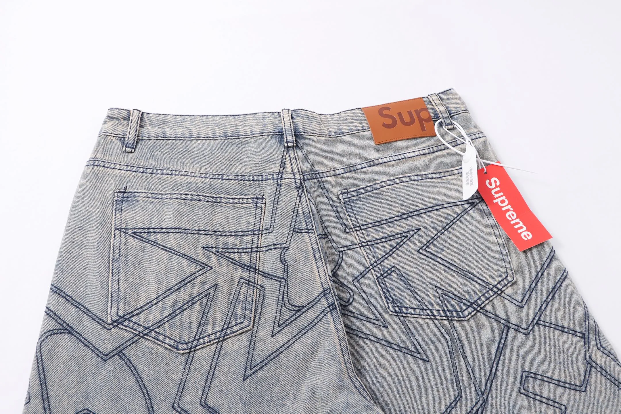 P260 model number: H88 Supreme & SS25 Paris-limited five-pointed star jeans for the opening season. Large R embroidered color jeans. Styles with different wash textures are very friendly to people with thin legs and thick legs. The slightly flared version is very flattering to the leg shape. Moderate length that never goes out of style, easy to match with casual, basic styling for various styles, a must-have in the wardrobe! The fabric is stiff but also makes the upper body soft without losing texture. The washing process is even more perfect. It is a must-have item for everyone! ! ! Washed wheat, hang tag, pants label, three labels complete Size: 30-32-34-36 Color: blue