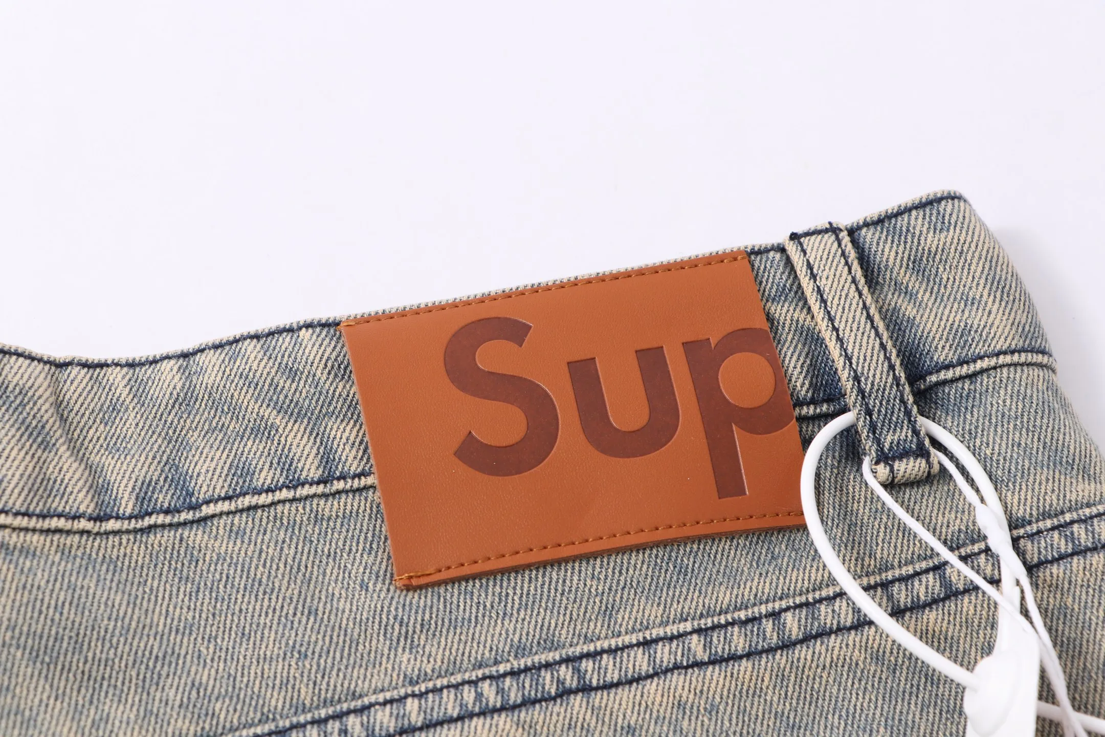 P260 model number: H88 Supreme & SS25 Paris-limited five-pointed star jeans for the opening season. Large R embroidered color jeans. Styles with different wash textures are very friendly to people with thin legs and thick legs. The slightly flared version is very flattering to the leg shape. Moderate length that never goes out of style, easy to match with casual, basic styling for various styles, a must-have in the wardrobe! The fabric is stiff but also makes the upper body soft without losing texture. The washing process is even more perfect. It is a must-have item for everyone! ! ! Washed wheat, hang tag, pants label, three labels complete Size: 30-32-34-36 Color: blue
