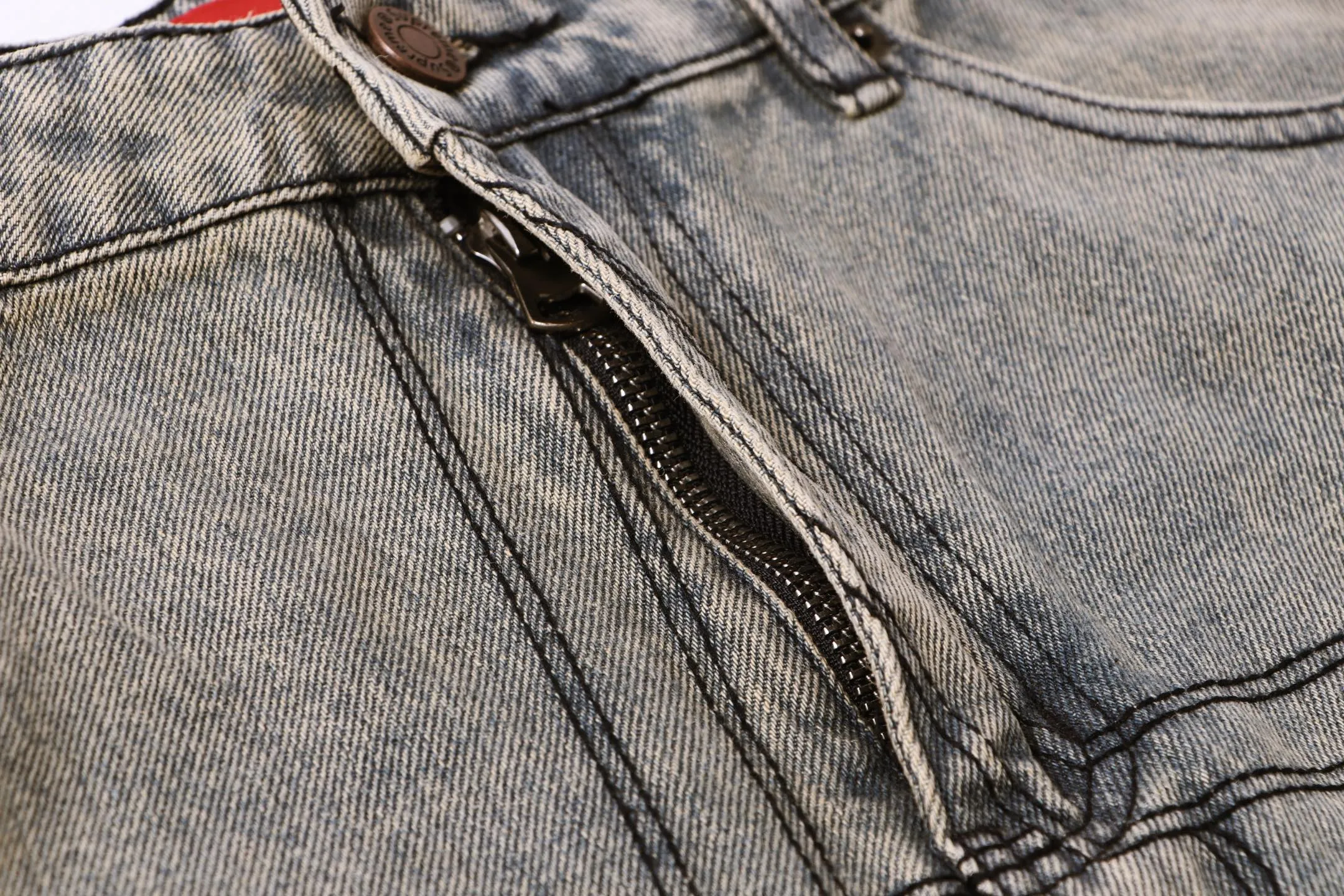 P260 model number: H88 Supreme & SS25 Paris-limited five-pointed star jeans for the opening season. Large R embroidered color jeans. Styles with different wash textures are very friendly to people with thin legs and thick legs. The slightly flared version is very flattering to the leg shape. Moderate length that never goes out of style, easy to match with casual, basic styling for various styles, a must-have in the wardrobe! The fabric is stiff but also makes the upper body soft without losing texture. The washing process is even more perfect. It is a must-have item for everyone! ! ! Washed wheat, hang tag, pants label, three labels complete Size: 30-32-34-36 Color: blue