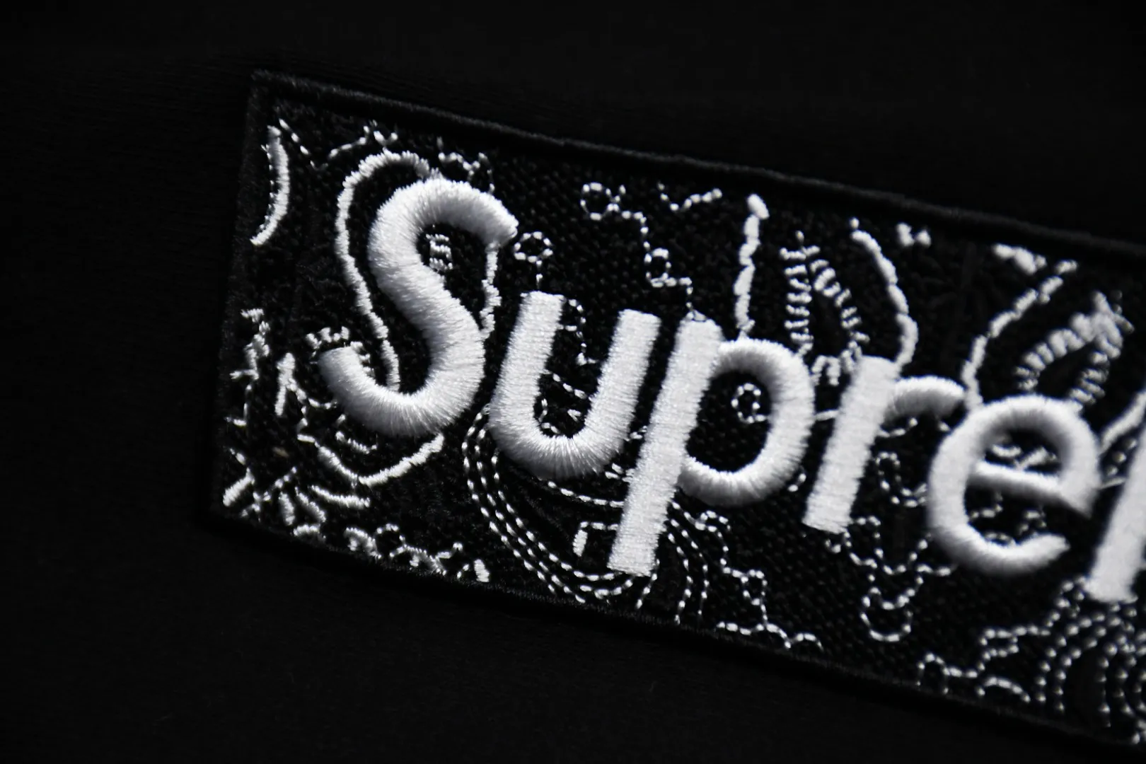 🅿️320 S209 top version Supreme FW19 Week 16 Bandana Box Logo Hooded Sweatshirt Cashew flower embroidered hooded fleece sweatshirt For those of us who focus on top Supreme, the cashew flower sweatshirt is naturally available. ZP purchase and pattern making operation 1. Fabric: ZP testing, custom weaving and dyeing, pure cotton 460G plus velvet main fabric, horizontal cutting, side stitching 520G 2X2 Thread 2. Embroidery: Embroidery equipment is operated by BEHRINGER BEKS-Y924 machine (a level higher than Tajima embroidery machine). The embroidery thickness, saturation and size are all consistent. 3. Sewing process: Four needles and six threads are used in 12 places on the whole garment. The boneless splicing process is processed by a senior foreign trade factory (ordinary factories cannot do it). 4. Hem and cuffs: all use 520G inelastic thread. (Low-end goods use elastic threads to cause the hem and cuffs to appear wavy) 5. Customized ZP main label/wash water label/hangtag/packaging bag (equipped with an extra-large thickened handbag) Size: S~XL