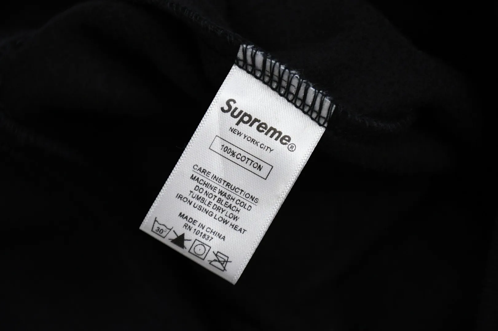 🅿️320 S209 top version Supreme FW19 Week 16 Bandana Box Logo Hooded Sweatshirt Cashew flower embroidered hooded fleece sweatshirt For those of us who focus on top Supreme, the cashew flower sweatshirt is naturally available. ZP purchase and pattern making operation 1. Fabric: ZP testing, custom weaving and dyeing, pure cotton 460G plus velvet main fabric, horizontal cutting, side stitching 520G 2X2 Thread 2. Embroidery: Embroidery equipment is operated by BEHRINGER BEKS-Y924 machine (a level higher than Tajima embroidery machine). The embroidery thickness, saturation and size are all consistent. 3. Sewing process: Four needles and six threads are used in 12 places on the whole garment. The boneless splicing process is processed by a senior foreign trade factory (ordinary factories cannot do it). 4. Hem and cuffs: all use 520G inelastic thread. (Low-end goods use elastic threads to cause the hem and cuffs to appear wavy) 5. Customized ZP main label/wash water label/hangtag/packaging bag (equipped with an extra-large thickened handbag) Size: S~XL