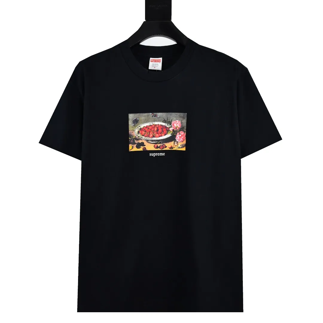 S312💰p136 Supreme 23ss Strawberries strawberry fruit plate oil painting short-sleeved T-shirt. Refuse to look at pictures to make goods. Refuse to compare with wrong versions. Use cylinder seamless technology (original technology, there are no stitched bones on the side of the clothes, key points of identification) The fabrics are all custom-woven and dyed, 280g weight, 100% cotton, cylindrical fabric. Cylindrical fabric is a knitted fabric woven with a cylinder loom. The needles are distributed in a cylindrical shape on the fuselage. The gray fabric is a large cylinder, which needs to be opened and shaped before it can be used further. There are no slits on the side of the clothes, so there is no washing label on the side of ordinary short-sleeves. There is only one collar label behind the neck. The printing uses thermosetting ink printing imported from Belgium (different from conventional heat transfer printing), also known as plastic ink, or self-adhesive ink. Its ingredients are: mainly composed of polyvinyl chloride (PVC) and phthalates. PVC and phthalates, solid color The thermosetting ink is composed of a mixture of agents, stabilizers, and thickeners. It is not the digital direct printing marketed on the market. The printing texture of thermosetting ink cannot be achieved by digital direct printing. The collar label has a watermark anti-counterfeiting effect, a real anti-counterfeiting layer, a version with a high probability of passing the inspection, and the original packaging picture has a high probability of passing the test. Size：S-XL