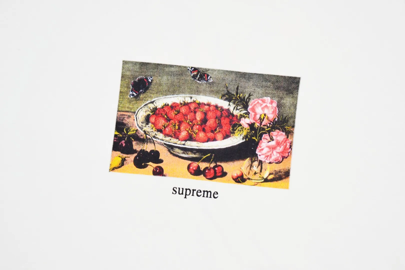 S312💰p136 Supreme 23ss Strawberries strawberry fruit plate oil painting short-sleeved T-shirt. Refuse to look at pictures to make goods. Refuse to compare with wrong versions. Use cylinder seamless technology (original technology, there are no stitched bones on the side of the clothes, key points of identification) The fabrics are all custom-woven and dyed, 280g weight, 100% cotton, cylindrical fabric. Cylindrical fabric is a knitted fabric woven with a cylinder loom. The needles are distributed in a cylindrical shape on the fuselage. The gray fabric is a large cylinder, which needs to be opened and shaped before it can be used further. There are no slits on the side of the clothes, so there is no washing label on the side of ordinary short-sleeves. There is only one collar label behind the neck. The printing uses thermosetting ink printing imported from Belgium (different from conventional heat transfer printing), also known as plastic ink, or self-adhesive ink. Its ingredients are: mainly composed of polyvinyl chloride (PVC) and phthalates. PVC and phthalates, solid color The thermosetting ink is composed of a mixture of agents, stabilizers, and thickeners. It is not the digital direct printing marketed on the market. The printing texture of thermosetting ink cannot be achieved by digital direct printing. The collar label has a watermark anti-counterfeiting effect, a real anti-counterfeiting layer, a version with a high probability of passing the inspection, and the original packaging picture has a high probability of passing the test. Size：S-XL