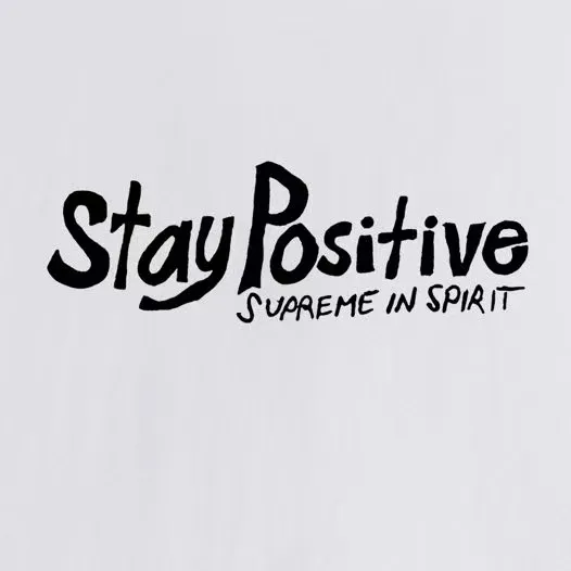 S233 P110💰 Supreme Week 1 Stay Positive Tee Stay Positive English printed round neck short-sleeved American trendy T-shirt. Same style for men and women. Loose fit. Made of 260g combed cotton double yarn. All three standards are complete from fabrics to accessories. ZP. Imported Matsui company's slurry printing will never crack. The whole piece adopts three-needle five-thread technology. The collar-shoulder seam-sleeve seam is double-lined, which looks more three-dimensional and textured.) The same process as the original version, classic version Feel free to compare zp. The whole piece adopts three-needle five-thread craftsmanship (neckline-shoulder seam-sleeve seam double thread, which looks more three-dimensional and textured). It has the same craftsmanship as the original original, classic version. Color: black, white, light gray, pink, navy. Size: S M L XL XXL