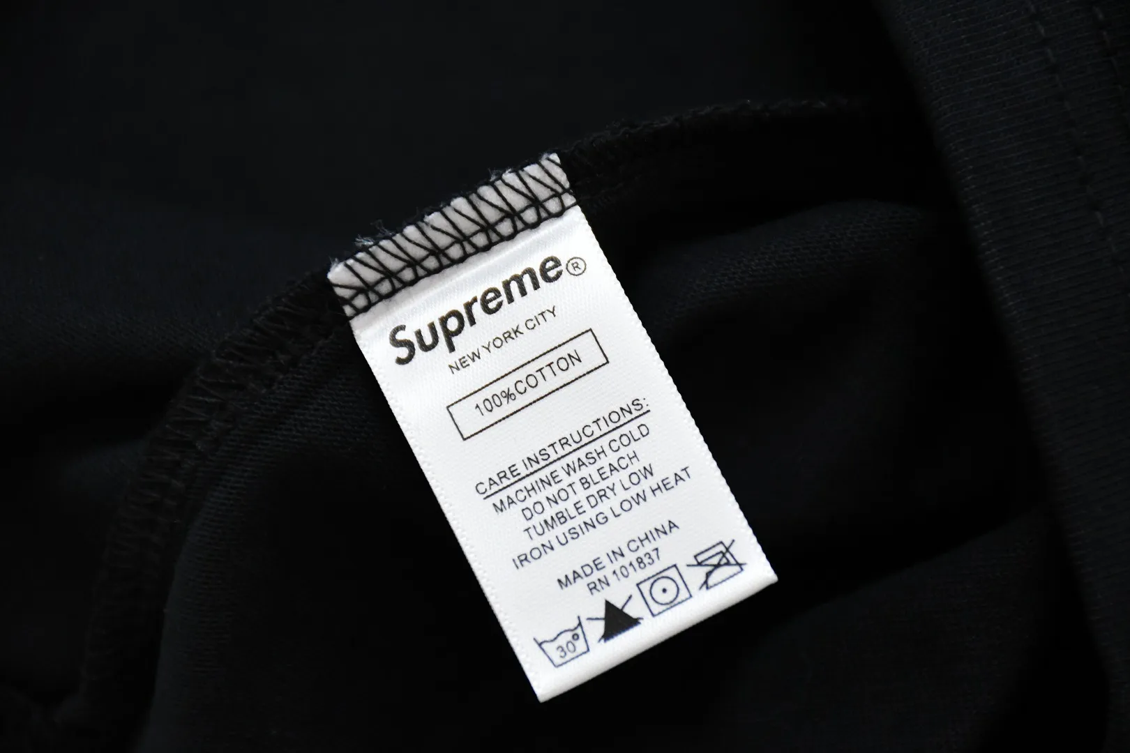 🅿️240 S261 top version Supreme 24ss 99 L/S FOOTBALL TOP 198 printed long sleeves ZP test custom-woven and dyed pure cotton 320g fabric Printing uses thermoset ink printing, also known as plastic ink, or self-adhesive ink. Its ingredients are: mainly composed of polyvinyl chloride (PVC) and phthalates. PVC and phthalates, color fixing agents, stabilizers, and thickeners are mixed to form thermoset ink. It is not the digital direct printing advertised on the market. The printing texture of thermoset ink is unachievable by digital direct printing. Customized ZP co-branding Main label/wash water label/tag/packaging bag (equipped with extra large thickened handbag) There is a probability of passing the inspection version, and the original packaging picture has a high probability of passing. Size: S-XL