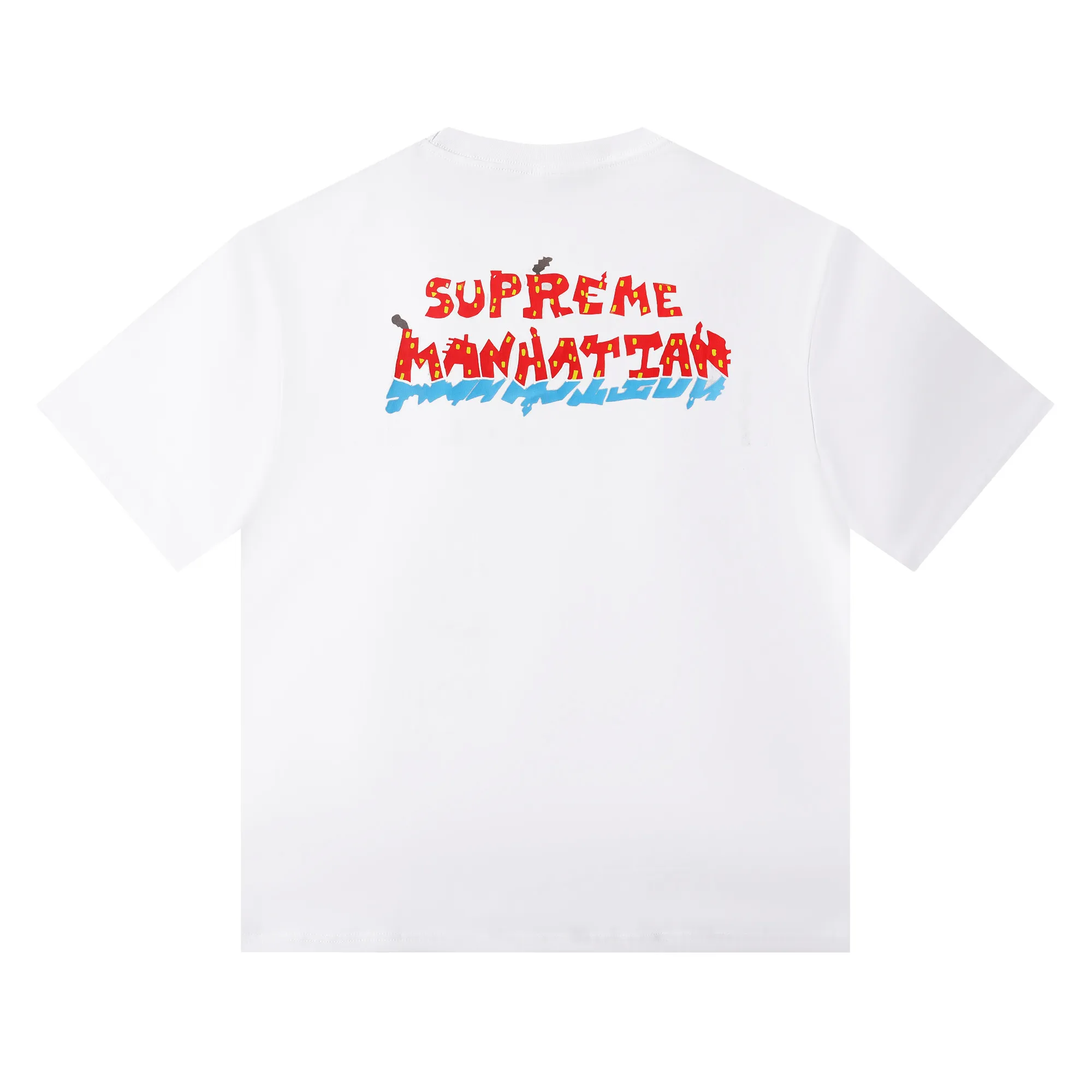P150 Supreme SS22 Week 19 Manhattan Tee cartoon letters Manhattan city street scene pattern printed round neck short-sleeved T-shirt. White foam breathable direct injection technology on the front and back. Heavy industry and heavy copy. Perfect reproduction. White black. SMLXL size. Shoulder width. Bust. Length. S 52 56 70 M 54 58 72 L 56 60 74 XL 58 62 76
