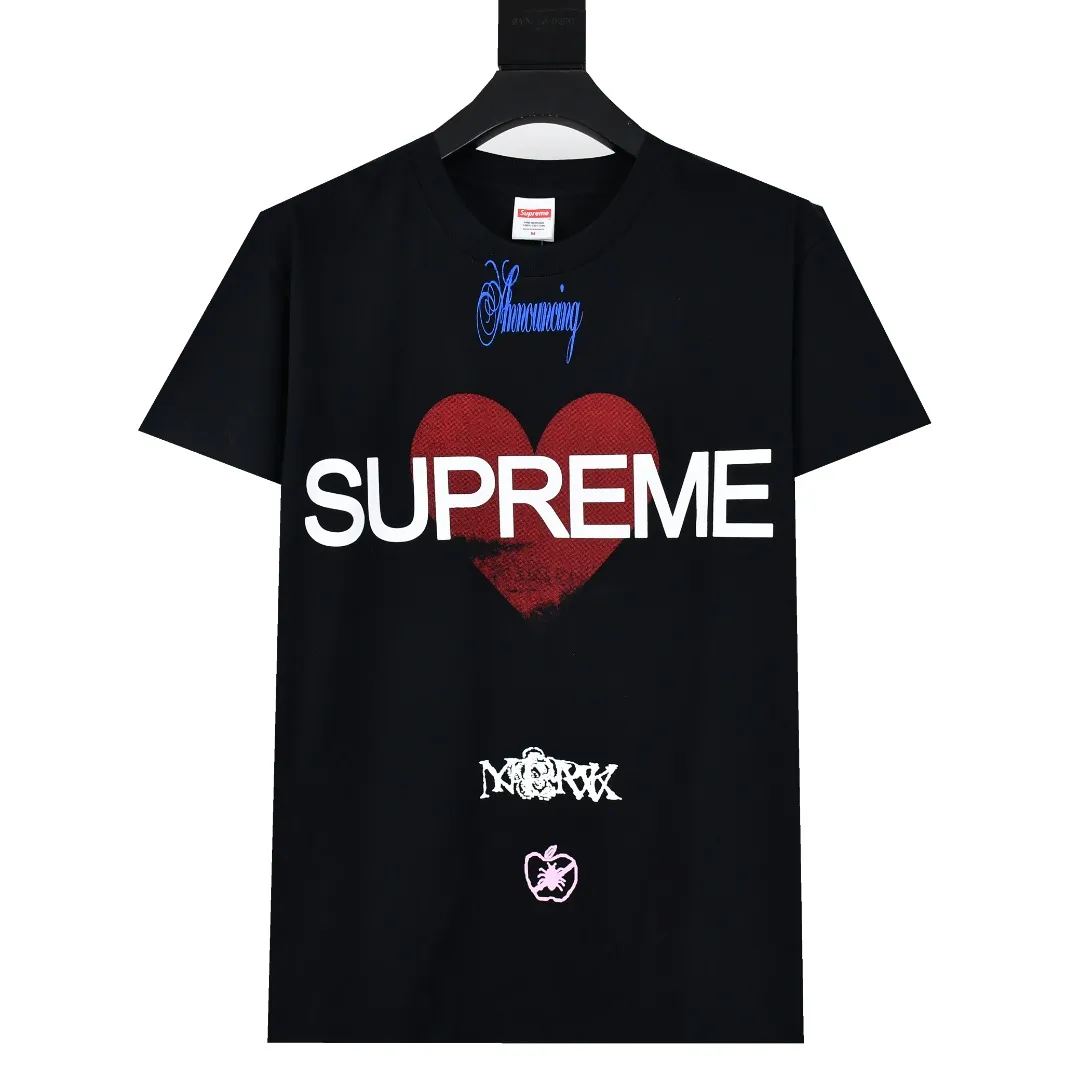 🅿️140 S193 top version Supreme 25ss Announcing Love Logo printed short-sleeved T-shirt. Refuse to look at pictures to make products. Refuse to compare wrong versions. Use cylindrical seamless technology (original technology, there are no stitched bones on the side of the clothes, the key point of identification) The fabrics are all custom-woven and dyed, 280g weight, 100% cotton, cylindrical fabric. Cylindrical fabric is a knitted fabric woven with a cylinder loom. The needles are distributed in a cylindrical shape on the fuselage. The gray fabric is a large cylinder, which needs to be opened and shaped before it can be used further. There are no slits on the side of the clothes, so there is no washing label on the side of ordinary short-sleeves. There is only one collar label behind the neck. The printing uses heat-setting ink printing imported from Belgium (different from conventional heat transfer printing on the market), also known as plastic ink, or self-adhesive ink. Its ingredients: mainly composed of polyvinyl chloride (PVC) and phthalates, including PVC, phthalates, and color fixing agents. , stabilizer, and thickener are mixed to form thermoset ink, which is not the digital direct printing marketed on the market. The printing texture of thermoset ink cannot be achieved by digital direct printing. The new triple collar label has a watermark anti-counterfeiting effect, a real anti-counterfeiting layer, and has a high probability of passing the approved version. The original packaging picture has a high probability of passing Size：S-XL