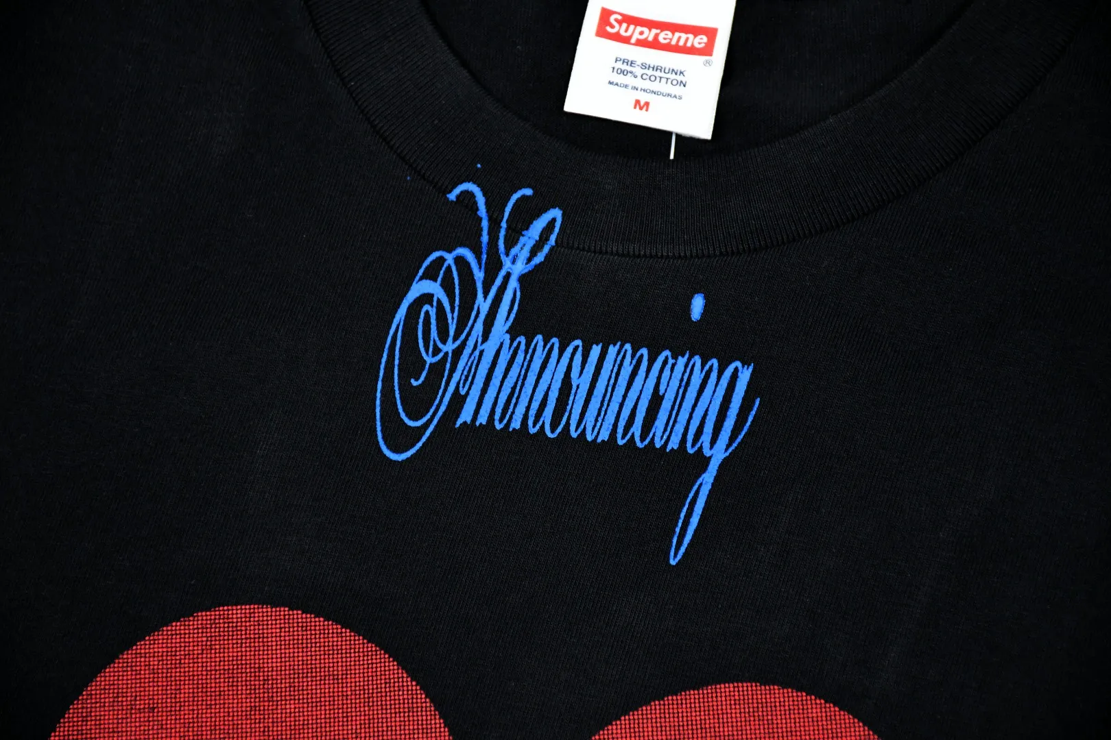 🅿️140 S193 top version Supreme 25ss Announcing Love Logo printed short-sleeved T-shirt. Refuse to look at pictures to make products. Refuse to compare wrong versions. Use cylindrical seamless technology (original technology, there are no stitched bones on the side of the clothes, the key point of identification) The fabrics are all custom-woven and dyed, 280g weight, 100% cotton, cylindrical fabric. Cylindrical fabric is a knitted fabric woven with a cylinder loom. The needles are distributed in a cylindrical shape on the fuselage. The gray fabric is a large cylinder, which needs to be opened and shaped before it can be used further. There are no slits on the side of the clothes, so there is no washing label on the side of ordinary short-sleeves. There is only one collar label behind the neck. The printing uses heat-setting ink printing imported from Belgium (different from conventional heat transfer printing on the market), also known as plastic ink, or self-adhesive ink. Its ingredients: mainly composed of polyvinyl chloride (PVC) and phthalates, including PVC, phthalates, and color fixing agents. , stabilizer, and thickener are mixed to form thermoset ink, which is not the digital direct printing marketed on the market. The printing texture of thermoset ink cannot be achieved by digital direct printing. The new triple collar label has a watermark anti-counterfeiting effect, a real anti-counterfeiting layer, and has a high probability of passing the approved version. The original packaging picture has a high probability of passing Size：S-XL