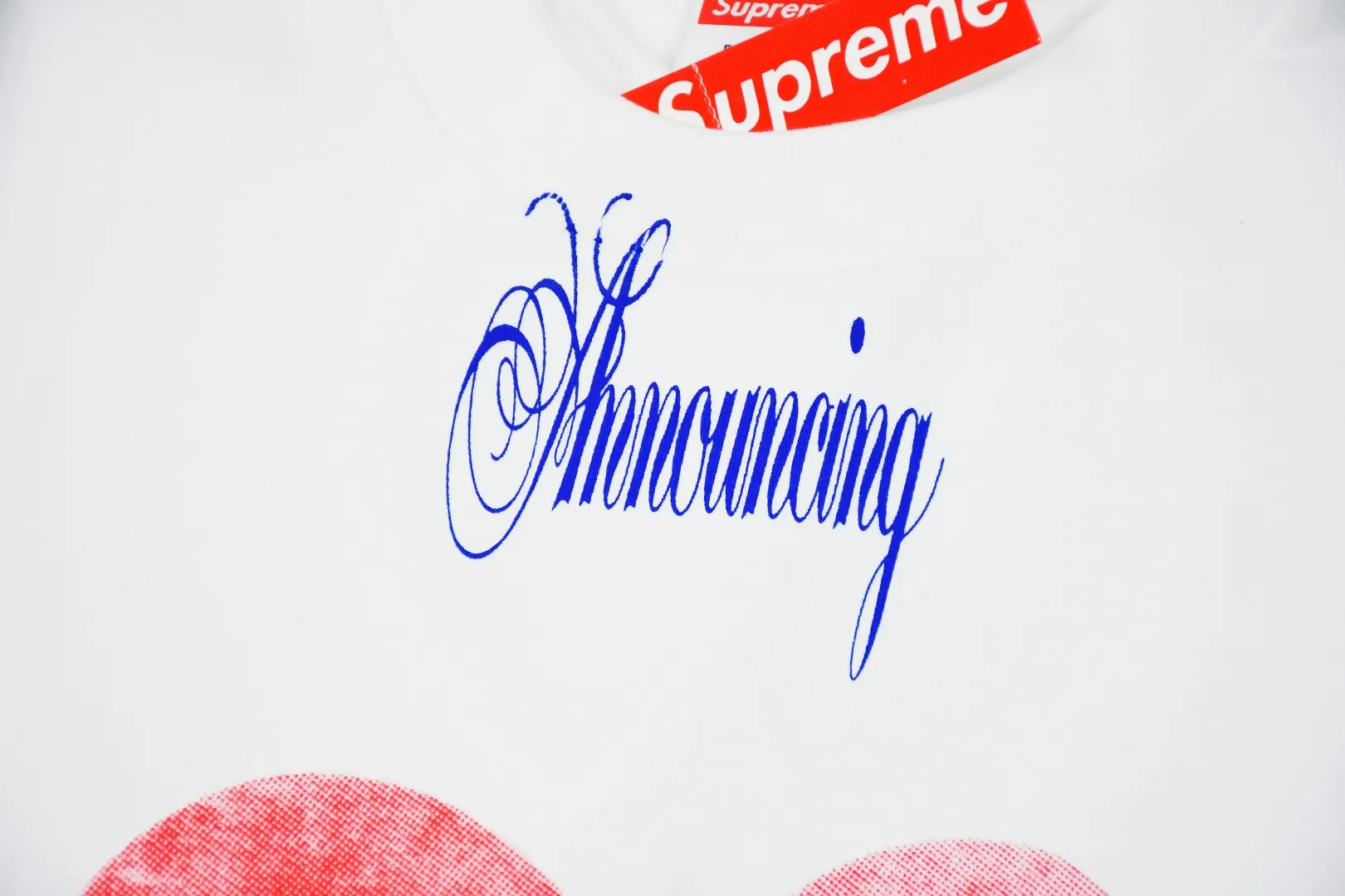 🅿️140 S193 top version Supreme 25ss Announcing Love Logo printed short-sleeved T-shirt. Refuse to look at pictures to make products. Refuse to compare wrong versions. Use cylindrical seamless technology (original technology, there are no stitched bones on the side of the clothes, the key point of identification) The fabrics are all custom-woven and dyed, 280g weight, 100% cotton, cylindrical fabric. Cylindrical fabric is a knitted fabric woven with a cylinder loom. The needles are distributed in a cylindrical shape on the fuselage. The gray fabric is a large cylinder, which needs to be opened and shaped before it can be used further. There are no slits on the side of the clothes, so there is no washing label on the side of ordinary short-sleeves. There is only one collar label behind the neck. The printing uses heat-setting ink printing imported from Belgium (different from conventional heat transfer printing on the market), also known as plastic ink, or self-adhesive ink. Its ingredients: mainly composed of polyvinyl chloride (PVC) and phthalates, including PVC, phthalates, and color fixing agents. , stabilizer, and thickener are mixed to form thermoset ink, which is not the digital direct printing marketed on the market. The printing texture of thermoset ink cannot be achieved by digital direct printing. The new triple collar label has a watermark anti-counterfeiting effect, a real anti-counterfeiting layer, and has a high probability of passing the approved version. The original packaging picture has a high probability of passing Size：S-XL