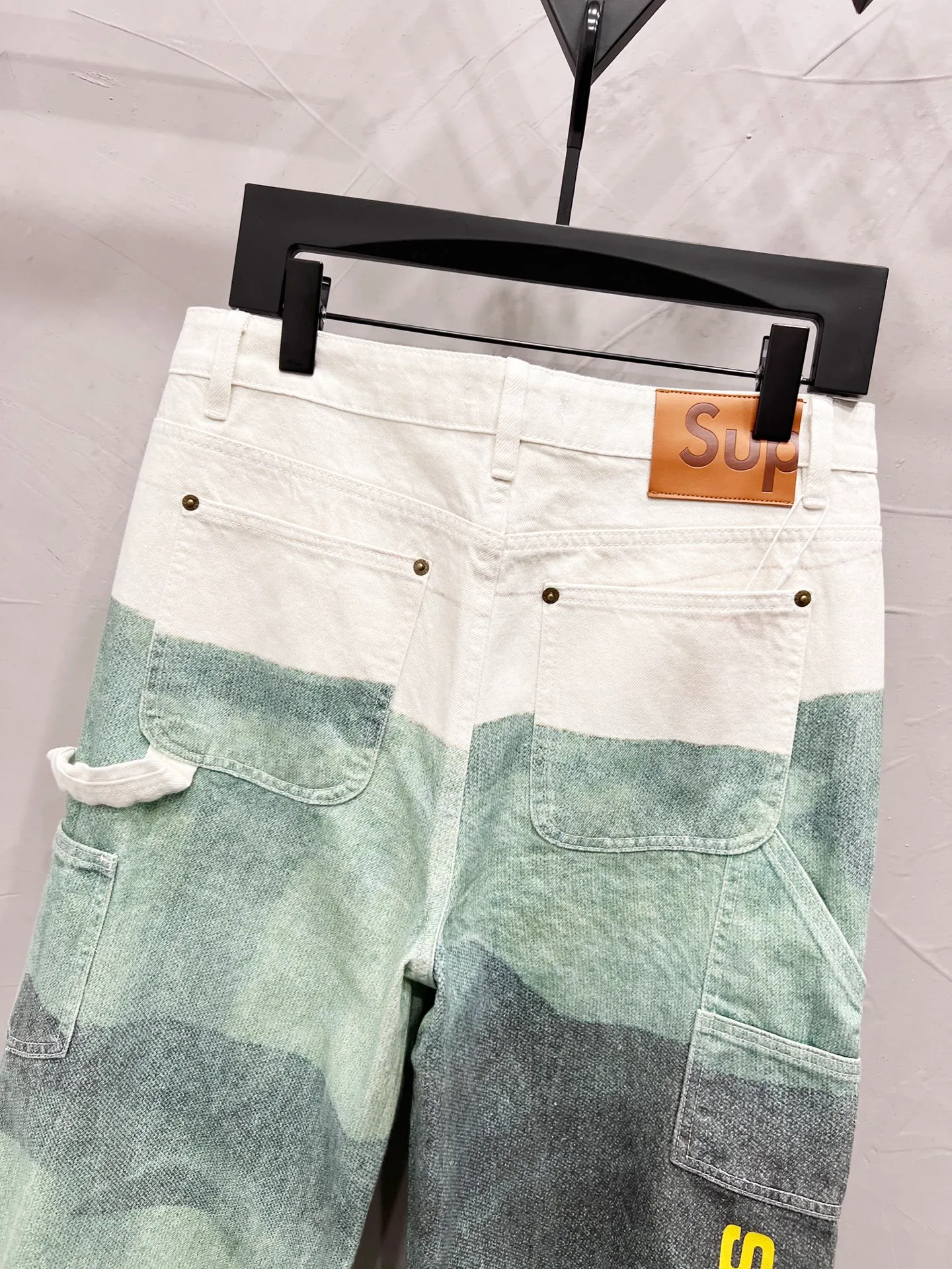 P250 model number: [M941] Supreme Damien Hirst co-branded WEEK1 Painter Jea animal print pattern loose casual American trendy casual pants. Same style for men and women. Top ceiling quality. Styles with different wash textures, very friendly to people with thin legs and thick legs. The straight and slim version is very flattering to the leg shape. The timeless moderate length makes it easy to match casually. It is the basic styling foundation for various styles. It is a must-have in the wardrobe! The fabric is stiff but also makes the upper body soft without losing texture. The washing process is even more perfect. It is a must-have item for everyone! ! ! Washed wheat, hang tag, pants label, three labels complete Color: white Size: 30, 32, 34, 36