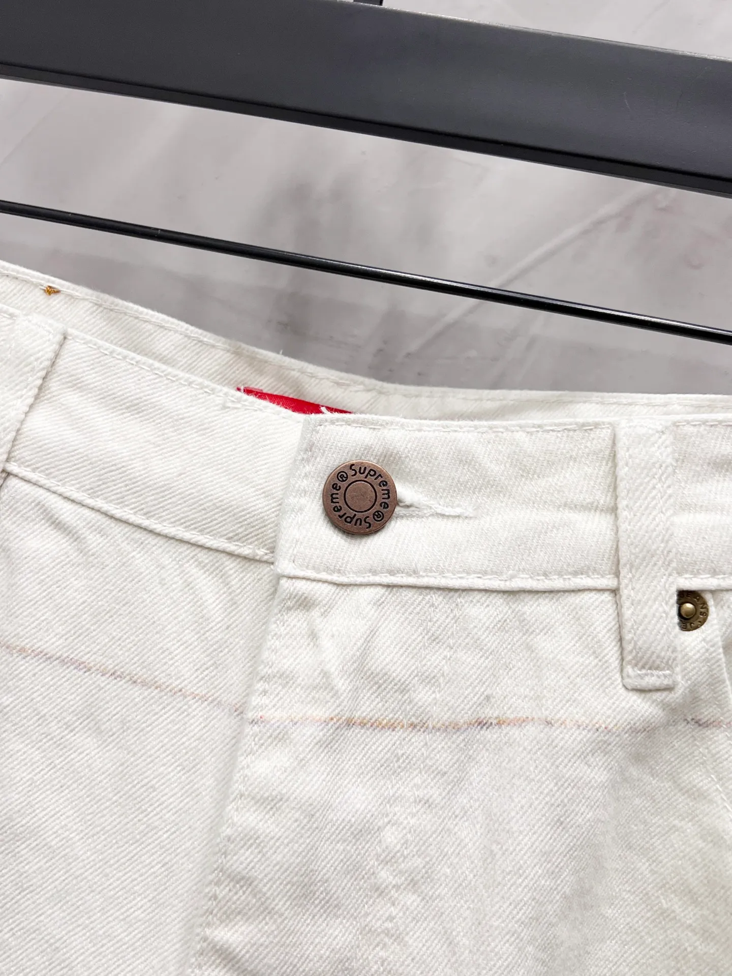 P250 model number: [M941] Supreme Damien Hirst co-branded WEEK1 Painter Jea animal print pattern loose casual American trendy casual pants. Same style for men and women. Top ceiling quality. Styles with different wash textures, very friendly to people with thin legs and thick legs. The straight and slim version is very flattering to the leg shape. The timeless moderate length makes it easy to match casually. It is the basic styling foundation for various styles. It is a must-have in the wardrobe! The fabric is stiff but also makes the upper body soft without losing texture. The washing process is even more perfect. It is a must-have item for everyone! ! ! Washed wheat, hang tag, pants label, three labels complete Color: white Size: 30, 32, 34, 36