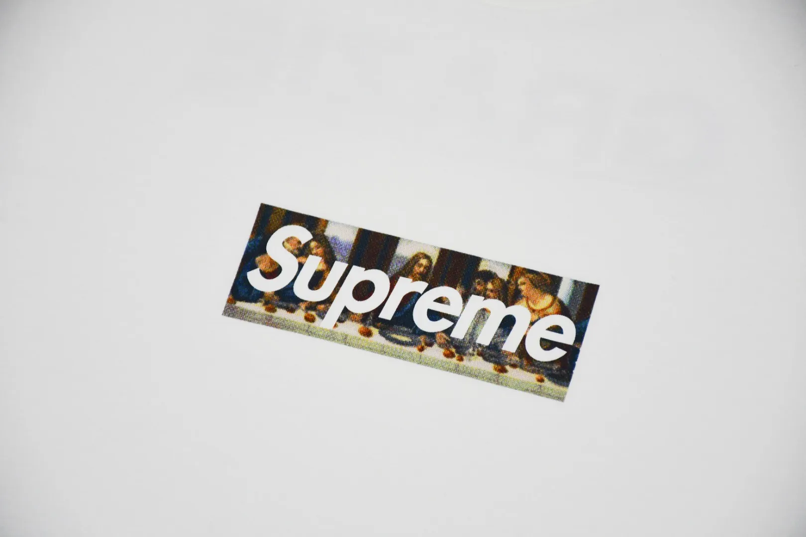 S64💰p130 Top version Supreme 21ss Milan Box Logo Tee Milan opening limited Last Supper short-sleeved T-shirt. For those of us who focus on top-level Sup products, this short-sleeved one is naturally available. It adopts cylindrical seamless technology (original technology, there are no stitching bones on the side of the clothes, the focus of identification) The fabrics are all custom-woven and dyed, 280g weight, 100% cotton, cylindrical fabric. Cylindrical fabric is knitted fabric woven with a cylinder loom. The needles are distributed in a cylindrical shape on the fuselage. The gray fabric is a large cylinder that needs to be opened and shaped before it can be used further. There are no slits on the side of the clothes, so there is no washing label on the side of ordinary short-sleeves. There is only one collar label behind the neck. The printing is printed with thermosetting ink, also known as plastic. Ink, or self-adhesive ink, contains ingredients: mainly composed of polyvinyl chloride (PVC) and phthalates. PVC and phthalates, fixatives, stabilizers, and thickeners are mixed to form a thermal ink. Solid ink is not the digital direct printing advertised on the market. The printing texture of thermoset ink is something that digital direct printing cannot achieve. The collar label has a watermark anti-counterfeiting effect, a real anti-counterfeiting layer, a probability of passing the version, and a high probability of passing the original packaging picture. Size：S-XL