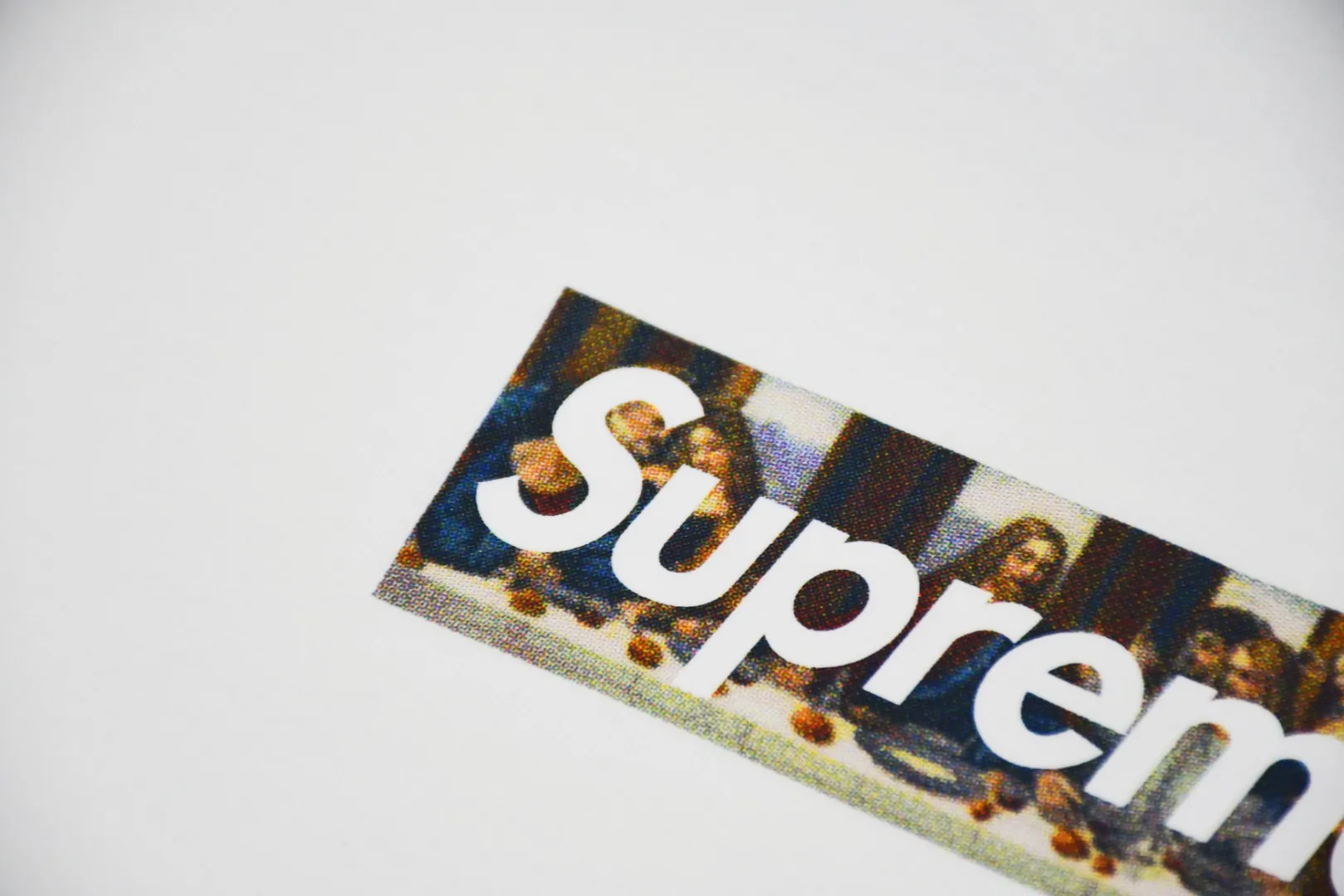 S64💰p130 Top version Supreme 21ss Milan Box Logo Tee Milan opening limited Last Supper short-sleeved T-shirt. For those of us who focus on top-level Sup products, this short-sleeved one is naturally available. It adopts cylindrical seamless technology (original technology, there are no stitching bones on the side of the clothes, the focus of identification) The fabrics are all custom-woven and dyed, 280g weight, 100% cotton, cylindrical fabric. Cylindrical fabric is knitted fabric woven with a cylinder loom. The needles are distributed in a cylindrical shape on the fuselage. The gray fabric is a large cylinder that needs to be opened and shaped before it can be used further. There are no slits on the side of the clothes, so there is no washing label on the side of ordinary short-sleeves. There is only one collar label behind the neck. The printing is printed with thermosetting ink, also known as plastic. Ink, or self-adhesive ink, contains ingredients: mainly composed of polyvinyl chloride (PVC) and phthalates. PVC and phthalates, fixatives, stabilizers, and thickeners are mixed to form a thermal ink. Solid ink is not the digital direct printing advertised on the market. The printing texture of thermoset ink is something that digital direct printing cannot achieve. The collar label has a watermark anti-counterfeiting effect, a real anti-counterfeiting layer, a probability of passing the version, and a high probability of passing the original packaging picture. Size：S-XL