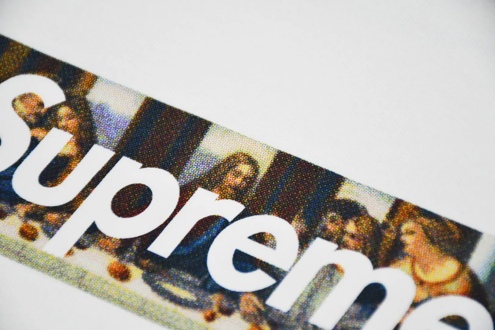 S64💰p130 Top version Supreme 21ss Milan Box Logo Tee Milan opening limited Last Supper short-sleeved T-shirt. For those of us who focus on top-level Sup products, this short-sleeved one is naturally available. It adopts cylindrical seamless technology (original technology, there are no stitching bones on the side of the clothes, the focus of identification) The fabrics are all custom-woven and dyed, 280g weight, 100% cotton, cylindrical fabric. Cylindrical fabric is knitted fabric woven with a cylinder loom. The needles are distributed in a cylindrical shape on the fuselage. The gray fabric is a large cylinder that needs to be opened and shaped before it can be used further. There are no slits on the side of the clothes, so there is no washing label on the side of ordinary short-sleeves. There is only one collar label behind the neck. The printing is printed with thermosetting ink, also known as plastic. Ink, or self-adhesive ink, contains ingredients: mainly composed of polyvinyl chloride (PVC) and phthalates. PVC and phthalates, fixatives, stabilizers, and thickeners are mixed to form a thermal ink. Solid ink is not the digital direct printing advertised on the market. The printing texture of thermoset ink is something that digital direct printing cannot achieve. The collar label has a watermark anti-counterfeiting effect, a real anti-counterfeiting layer, a probability of passing the version, and a high probability of passing the original packaging picture. Size：S-XL