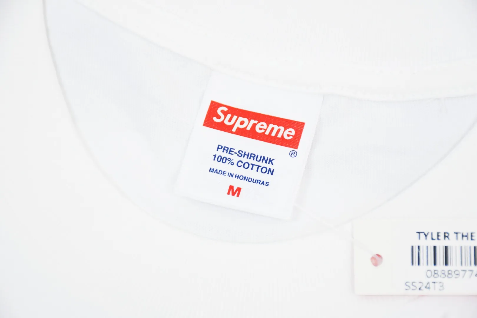 🅿️126 S189 top version Supreme 24FW letter spray-painted graffiti printed short-sleeved T-shirt. Refuse to look at pictures to make goods. Refuse to compare wrong versions. Use cylindrical seamless process (original process, there is no stitching bone on the side of the clothes, identification key point) The fabrics are all custom-woven and dyed, 280g weight, 100% cotton, cylindrical fabric. Cylindrical fabric is a knitted fabric woven with a cylinder loom. The needles are distributed in a cylindrical shape on the fuselage. The gray fabric is a large cylinder, which needs to be opened and shaped before it can be used further. There are no slits on the side of the clothes, so there is no washing label on the side of ordinary short-sleeves. There is only one collar label behind the neck. The printing uses thermosetting ink printing imported from Belgium (different from conventional thermal transfer printing), also known as plastic ink, or self-adhesive ink. Its ingredients are: mainly composed of polyvinyl chloride (PVC) and phthalates, including PVC and phthalates, fixing agents, Stabilizers and thickeners are mixed to form thermosetting ink, which is not the digital direct printing advertised on the market. The printing texture of thermosetting ink is unachievable by digital direct printing. The new triple collar label has a watermark anti-counterfeiting effect, a real anti-counterfeiting layer, a version with a high probability of passing the inspection, and the original packaging picture has a high probability of passing the test. Size��S-XL