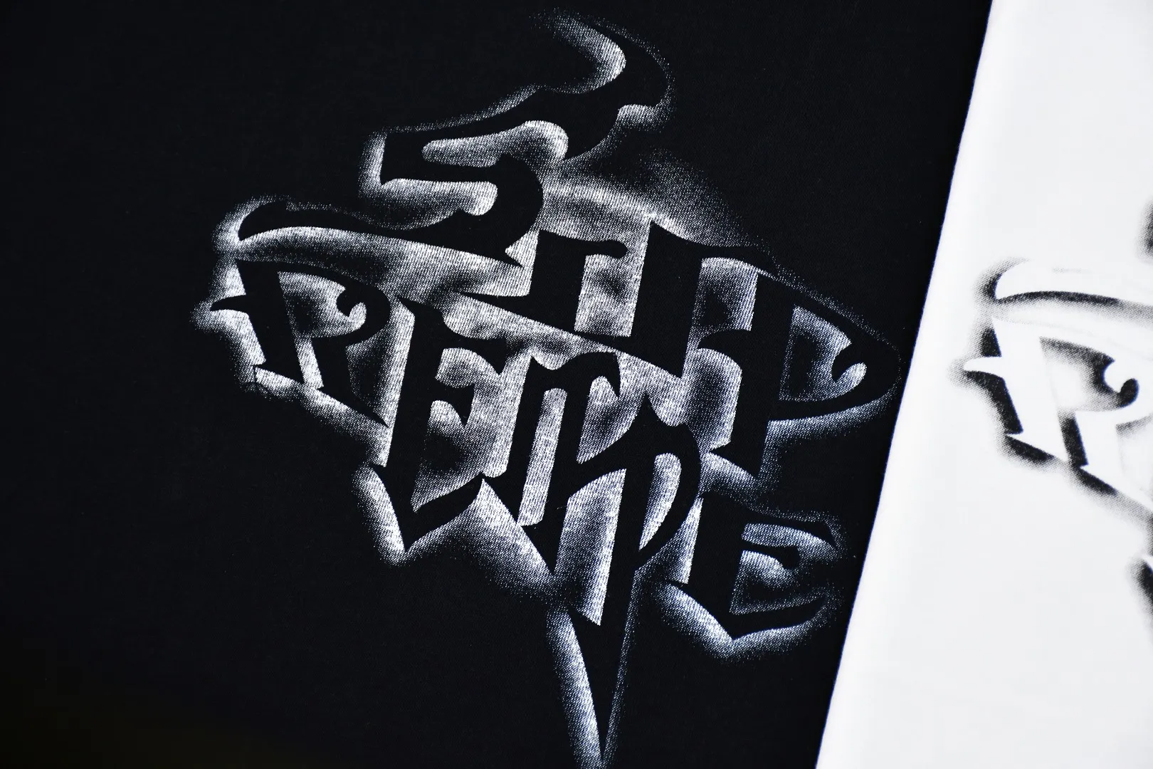🅿️126 S189 top version Supreme 24FW letter spray-painted graffiti printed short-sleeved T-shirt. Refuse to look at pictures to make goods. Refuse to compare wrong versions. Use cylindrical seamless process (original process, there is no stitching bone on the side of the clothes, identification key point) The fabrics are all custom-woven and dyed, 280g weight, 100% cotton, cylindrical fabric. Cylindrical fabric is a knitted fabric woven with a cylinder loom. The needles are distributed in a cylindrical shape on the fuselage. The gray fabric is a large cylinder, which needs to be opened and shaped before it can be used further. There are no slits on the side of the clothes, so there is no washing label on the side of ordinary short-sleeves. There is only one collar label behind the neck. The printing uses thermosetting ink printing imported from Belgium (different from conventional thermal transfer printing), also known as plastic ink, or self-adhesive ink. Its ingredients are: mainly composed of polyvinyl chloride (PVC) and phthalates, including PVC and phthalates, fixing agents, Stabilizers and thickeners are mixed to form thermosetting ink, which is not the digital direct printing advertised on the market. The printing texture of thermosetting ink is unachievable by digital direct printing. The new triple collar label has a watermark anti-counterfeiting effect, a real anti-counterfeiting layer, a version with a high probability of passing the inspection, and the original packaging picture has a high probability of passing the test. Size��S-XL