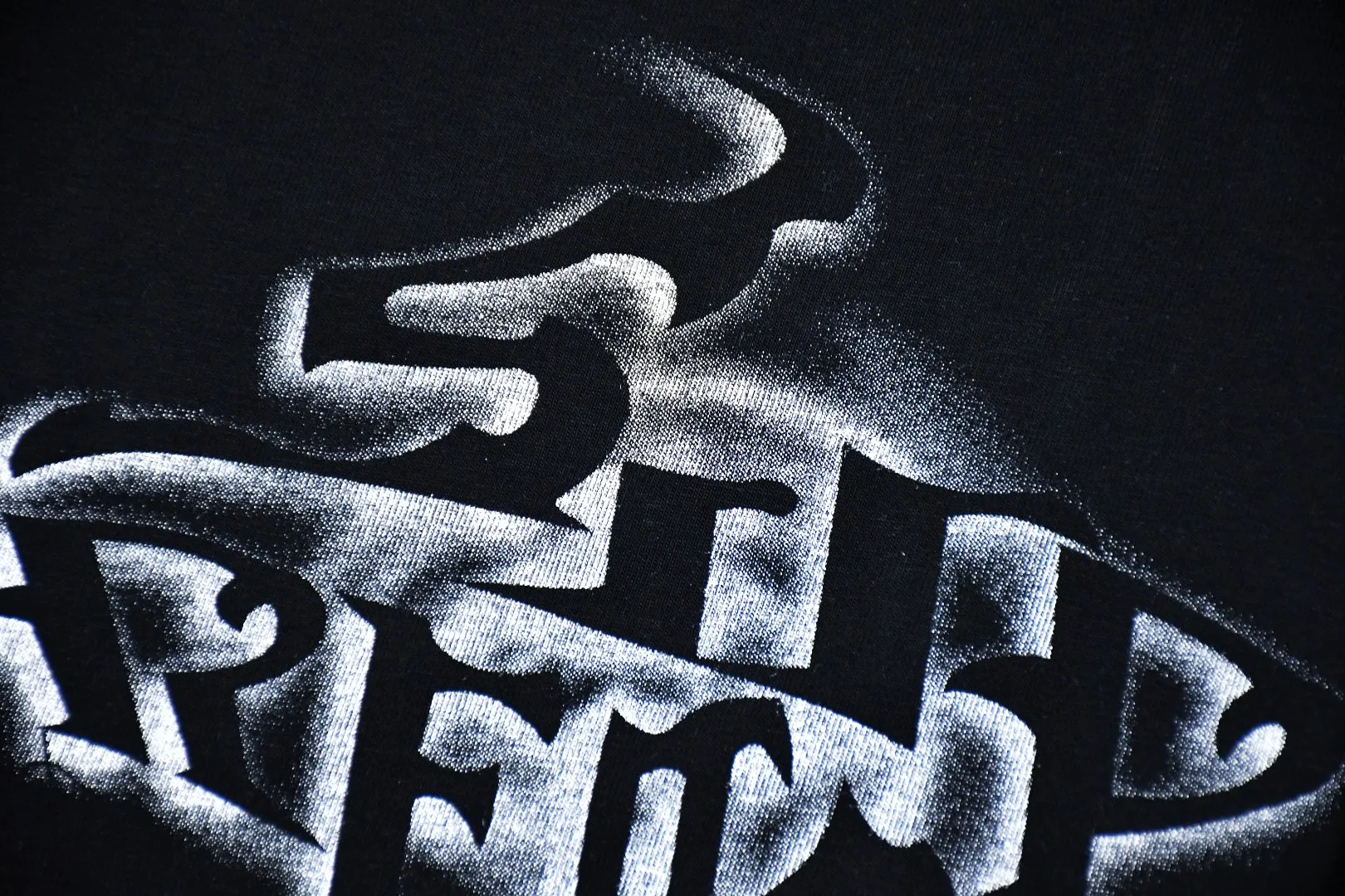 🅿️126 S189 top version Supreme 24FW letter spray-painted graffiti printed short-sleeved T-shirt. Refuse to look at pictures to make goods. Refuse to compare wrong versions. Use cylindrical seamless process (original process, there is no stitching bone on the side of the clothes, identification key point) The fabrics are all custom-woven and dyed, 280g weight, 100% cotton, cylindrical fabric. Cylindrical fabric is a knitted fabric woven with a cylinder loom. The needles are distributed in a cylindrical shape on the fuselage. The gray fabric is a large cylinder, which needs to be opened and shaped before it can be used further. There are no slits on the side of the clothes, so there is no washing label on the side of ordinary short-sleeves. There is only one collar label behind the neck. The printing uses thermosetting ink printing imported from Belgium (different from conventional thermal transfer printing), also known as plastic ink, or self-adhesive ink. Its ingredients are: mainly composed of polyvinyl chloride (PVC) and phthalates, including PVC and phthalates, fixing agents, Stabilizers and thickeners are mixed to form thermosetting ink, which is not the digital direct printing advertised on the market. The printing texture of thermosetting ink is unachievable by digital direct printing. The new triple collar label has a watermark anti-counterfeiting effect, a real anti-counterfeiting layer, a version with a high probability of passing the inspection, and the original packaging picture has a high probability of passing the test. Size��S-XL