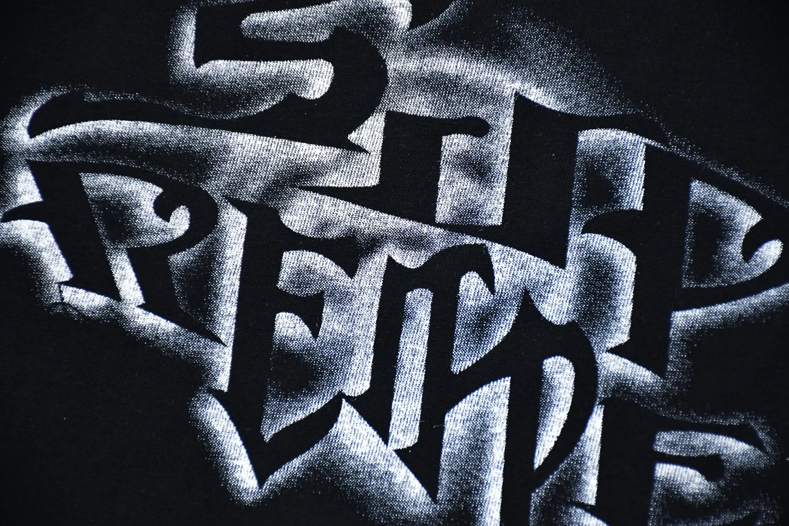 🅿️126 S189 top version Supreme 24FW letter spray-painted graffiti printed short-sleeved T-shirt. Refuse to look at pictures to make goods. Refuse to compare wrong versions. Use cylindrical seamless process (original process, there is no stitching bone on the side of the clothes, identification key point) The fabrics are all custom-woven and dyed, 280g weight, 100% cotton, cylindrical fabric. Cylindrical fabric is a knitted fabric woven with a cylinder loom. The needles are distributed in a cylindrical shape on the fuselage. The gray fabric is a large cylinder, which needs to be opened and shaped before it can be used further. There are no slits on the side of the clothes, so there is no washing label on the side of ordinary short-sleeves. There is only one collar label behind the neck. The printing uses thermosetting ink printing imported from Belgium (different from conventional thermal transfer printing), also known as plastic ink, or self-adhesive ink. Its ingredients are: mainly composed of polyvinyl chloride (PVC) and phthalates, including PVC and phthalates, fixing agents, Stabilizers and thickeners are mixed to form thermosetting ink, which is not the digital direct printing advertised on the market. The printing texture of thermosetting ink is unachievable by digital direct printing. The new triple collar label has a watermark anti-counterfeiting effect, a real anti-counterfeiting layer, a version with a high probability of passing the inspection, and the original packaging picture has a high probability of passing the test. Size��S-XL