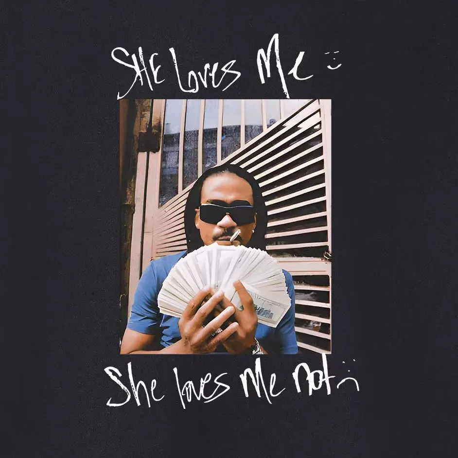 Style No. S1140 #terry p150💰 Plush 160💰 SS25 Sup She loves me printed round neck sweatshirt Made of 400g large terry (drop shoulder large version) fabric, soft texture and no pilling Imported environmentally friendly printing glue The pattern is bright and three-dimensional Quality💥Same style for men and women The upper body is trendy Color: black white gray Size: S M L XL XXL