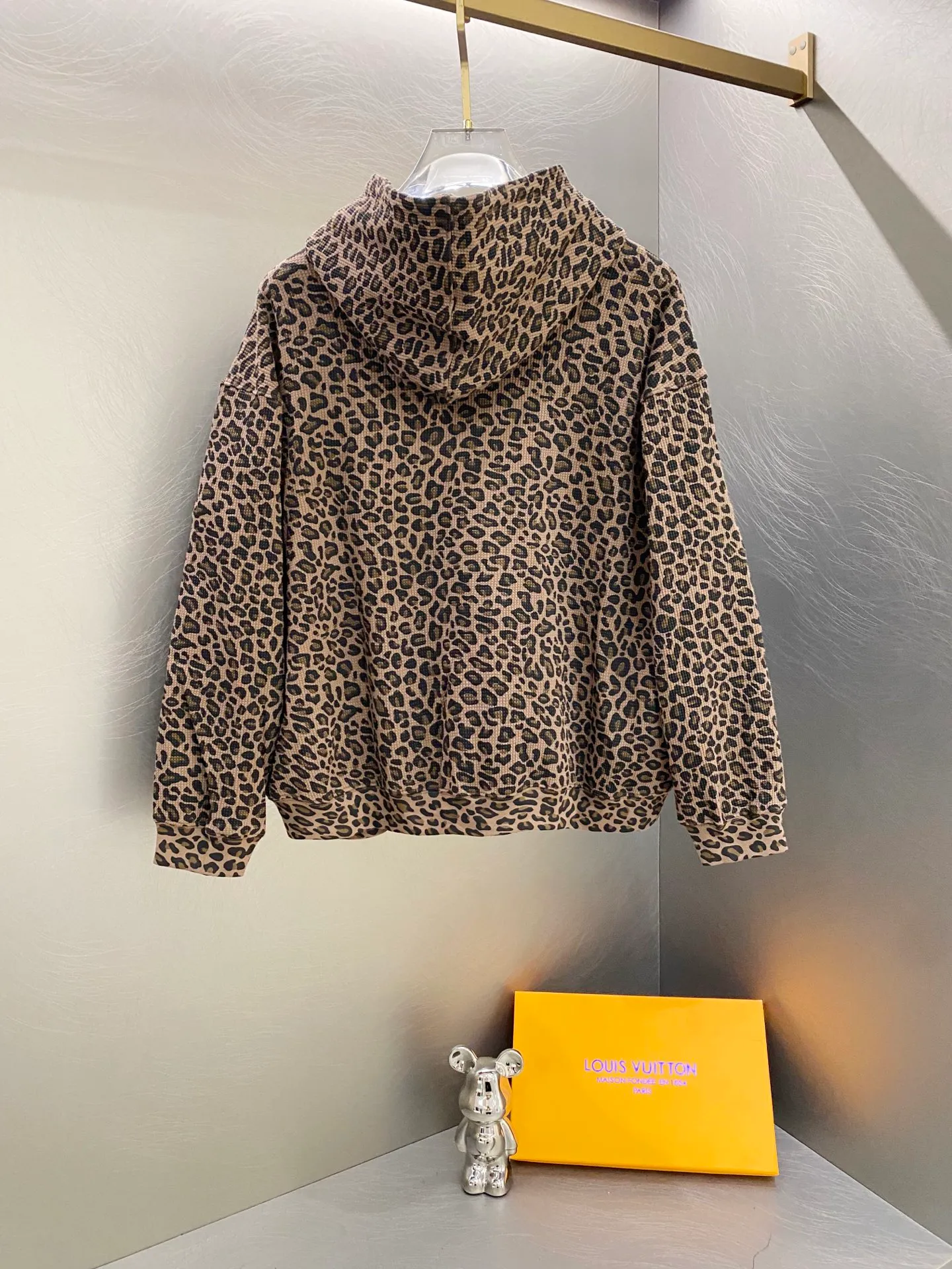 P400 Supreme SS25 WEEK16 Hooded Zip Up Thermal Leopard waffle hooded jacket Pocket logo pattern American trendy sweatshirt Same style for men and women Style number: KR06 Top quality product High-quality pure cotton with washed process Good texture Different from the cheap ones on the market Polyester-cotton material (loose upper body, no version) Color: leopard print black (176 145 wear M) Size: S M L XL S bust 133, length 68, shoulder width 53, sleeve length 56, M bust 137, length 70, shoulder width 54, sleeve length 57, L bust 141, length 72, shoulder width 55, sleeve length 58, XL bust 145, length 74, shoulder width 57, sleeve length 59