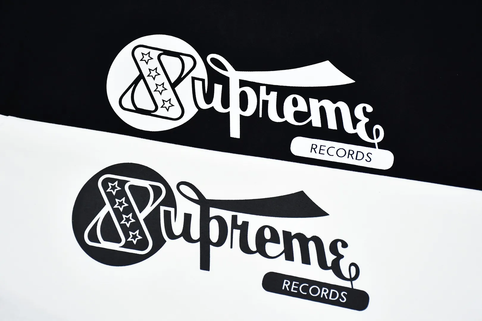 🅿️120 S15 top version Supreme 24ss RECORDS recorded printed short-sleeved T-shirt. Refuse to look at pictures to make goods. Refuse to compare with wrong versions. Use cylindrical seamless technology (original technology, there are no stitched bones on the side of the clothes, the key point of identification) The fabrics are all custom-woven and dyed, 280g weight, 100% cotton, cylindrical fabric. Cylindrical fabric is a knitted fabric woven with a cylinder loom. The needles are distributed in a cylindrical shape on the fuselage. The gray fabric is a large cylinder, which needs to be opened and shaped before it can be used further. There are no slits on the side of the clothes, so there is no washing label on the side of ordinary short-sleeves. There is only one collar label behind the neck. The printing uses thermosetting ink printing imported from Belgium (different from conventional thermal transfer printing), also known as plastic ink, or self-adhesive ink. Its ingredients are: mainly composed of polyvinyl chloride (PVC) and phthalates. PVC and phthalates, solid color The thermoset ink is composed of a mixture of agents, stabilizers, and thickeners. It is not the digital direct printing advertised on the market. The printing texture of thermoset ink cannot be achieved by digital direct printing. The collar label has a watermark anti-counterfeiting effect, a real anti-counterfeiting layer, a version with a high probability of passing the inspection, and a high probability of passing the original packaging picture. Size：S-XL