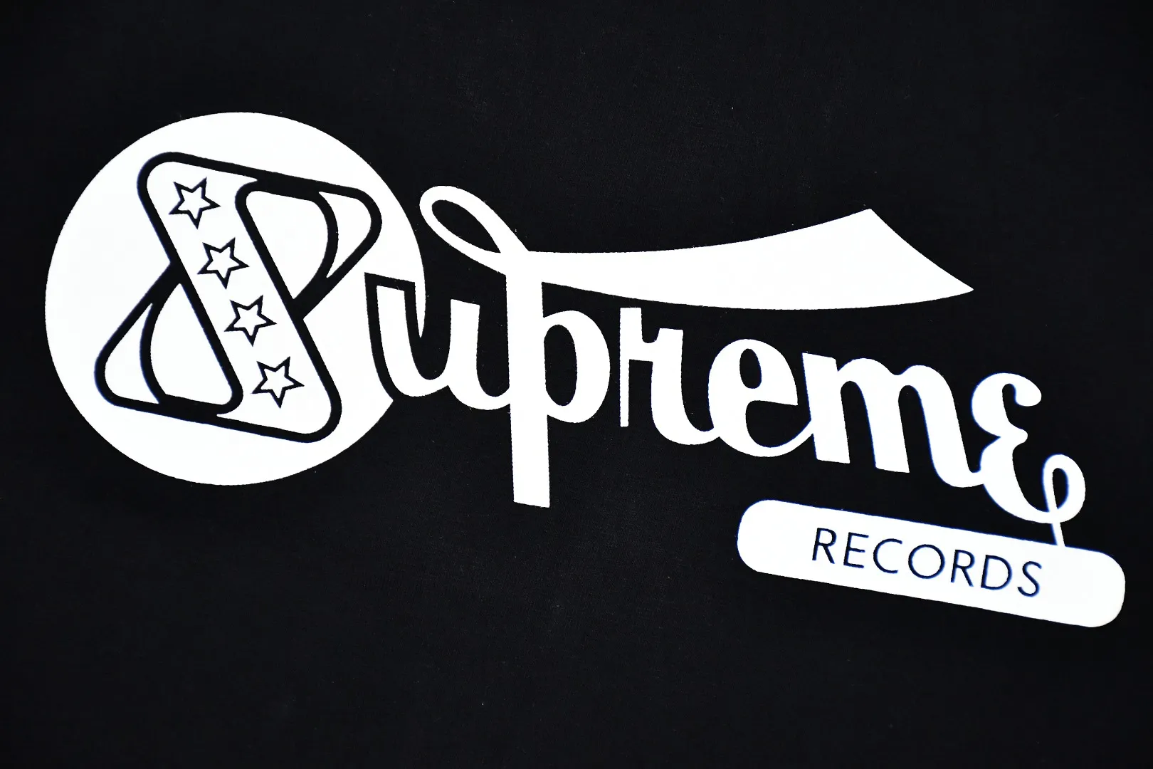 🅿️120 S15 top version Supreme 24ss RECORDS recorded printed short-sleeved T-shirt. Refuse to look at pictures to make goods. Refuse to compare with wrong versions. Use cylindrical seamless technology (original technology, there are no stitched bones on the side of the clothes, the key point of identification) The fabrics are all custom-woven and dyed, 280g weight, 100% cotton, cylindrical fabric. Cylindrical fabric is a knitted fabric woven with a cylinder loom. The needles are distributed in a cylindrical shape on the fuselage. The gray fabric is a large cylinder, which needs to be opened and shaped before it can be used further. There are no slits on the side of the clothes, so there is no washing label on the side of ordinary short-sleeves. There is only one collar label behind the neck. The printing uses thermosetting ink printing imported from Belgium (different from conventional thermal transfer printing), also known as plastic ink, or self-adhesive ink. Its ingredients are: mainly composed of polyvinyl chloride (PVC) and phthalates. PVC and phthalates, solid color The thermoset ink is composed of a mixture of agents, stabilizers, and thickeners. It is not the digital direct printing advertised on the market. The printing texture of thermoset ink cannot be achieved by digital direct printing. The collar label has a watermark anti-counterfeiting effect, a real anti-counterfeiting layer, a version with a high probability of passing the inspection, and a high probability of passing the original packaging picture. Size：S-XL