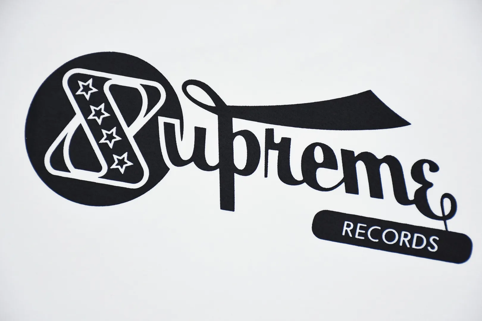 🅿️120 S15 top version Supreme 24ss RECORDS recorded printed short-sleeved T-shirt. Refuse to look at pictures to make goods. Refuse to compare with wrong versions. Use cylindrical seamless technology (original technology, there are no stitched bones on the side of the clothes, the key point of identification) The fabrics are all custom-woven and dyed, 280g weight, 100% cotton, cylindrical fabric. Cylindrical fabric is a knitted fabric woven with a cylinder loom. The needles are distributed in a cylindrical shape on the fuselage. The gray fabric is a large cylinder, which needs to be opened and shaped before it can be used further. There are no slits on the side of the clothes, so there is no washing label on the side of ordinary short-sleeves. There is only one collar label behind the neck. The printing uses thermosetting ink printing imported from Belgium (different from conventional thermal transfer printing), also known as plastic ink, or self-adhesive ink. Its ingredients are: mainly composed of polyvinyl chloride (PVC) and phthalates. PVC and phthalates, solid color The thermoset ink is composed of a mixture of agents, stabilizers, and thickeners. It is not the digital direct printing advertised on the market. The printing texture of thermoset ink cannot be achieved by digital direct printing. The collar label has a watermark anti-counterfeiting effect, a real anti-counterfeiting layer, a version with a high probability of passing the inspection, and a high probability of passing the original packaging picture. Size：S-XL