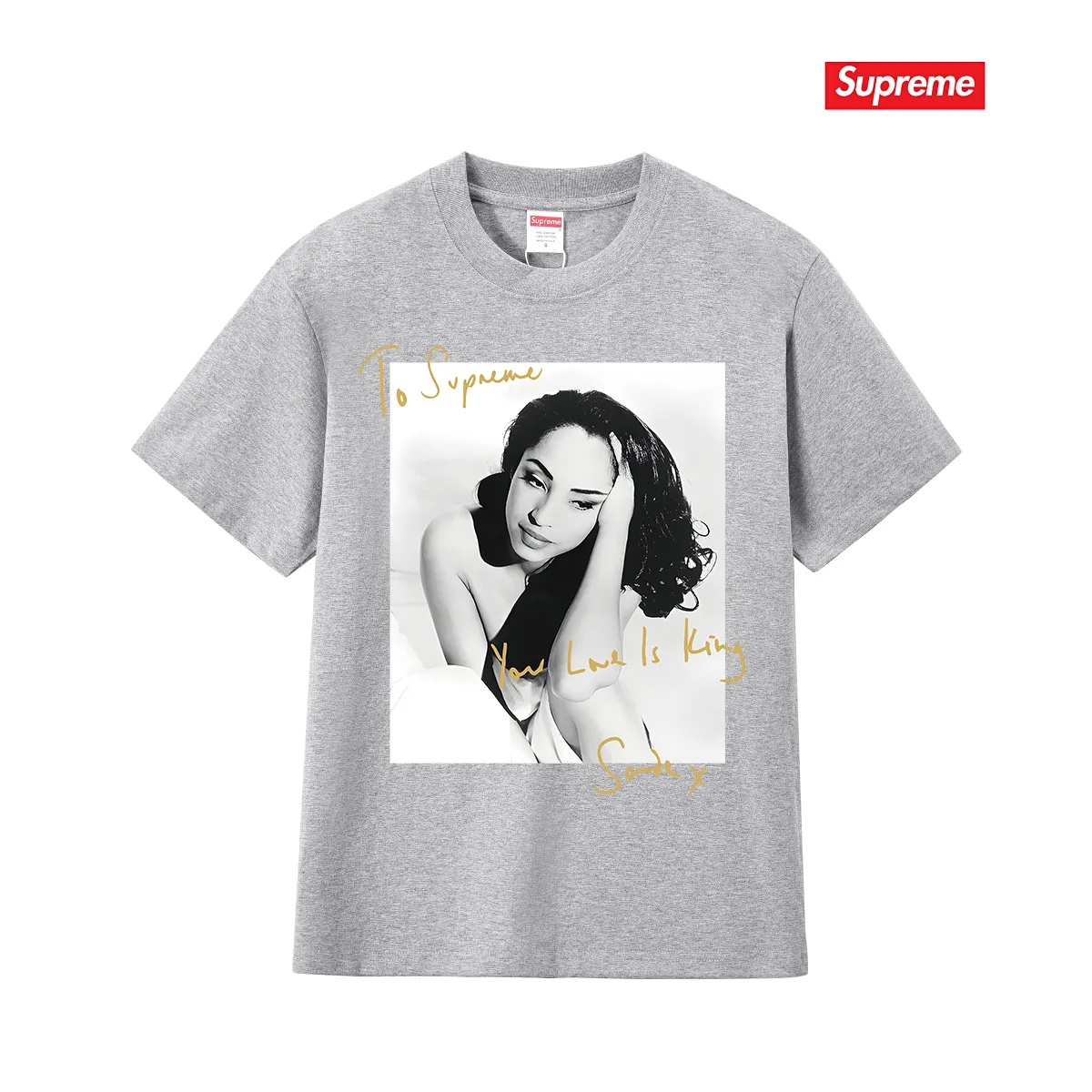 S189 P110💰 Supreme 17SS Sade Tee Singer Photo Signed Round Neck Trendy Short Sleeve T-shirt Loose Fit Made of 260g combed cotton double yarn All three standards from fabrics to accessories are complete with ZP Imported Matsui Company’s slurry printing will never crack The whole piece adopts three-needle five-thread technology (neckline-shoulder seam-sleeve seam double line, looks more three-dimensional and textured) consistent with the original version, classic version Feel free to compare zp. The whole piece adopts three-needle five-thread craftsmanship (neckline-shoulder seam-sleeve seam double thread, which looks more three-dimensional and textured). It has the same craftsmanship as the original original, classic version. Color: black, white, light gray, pink, navy. Size: S M L XL XXL