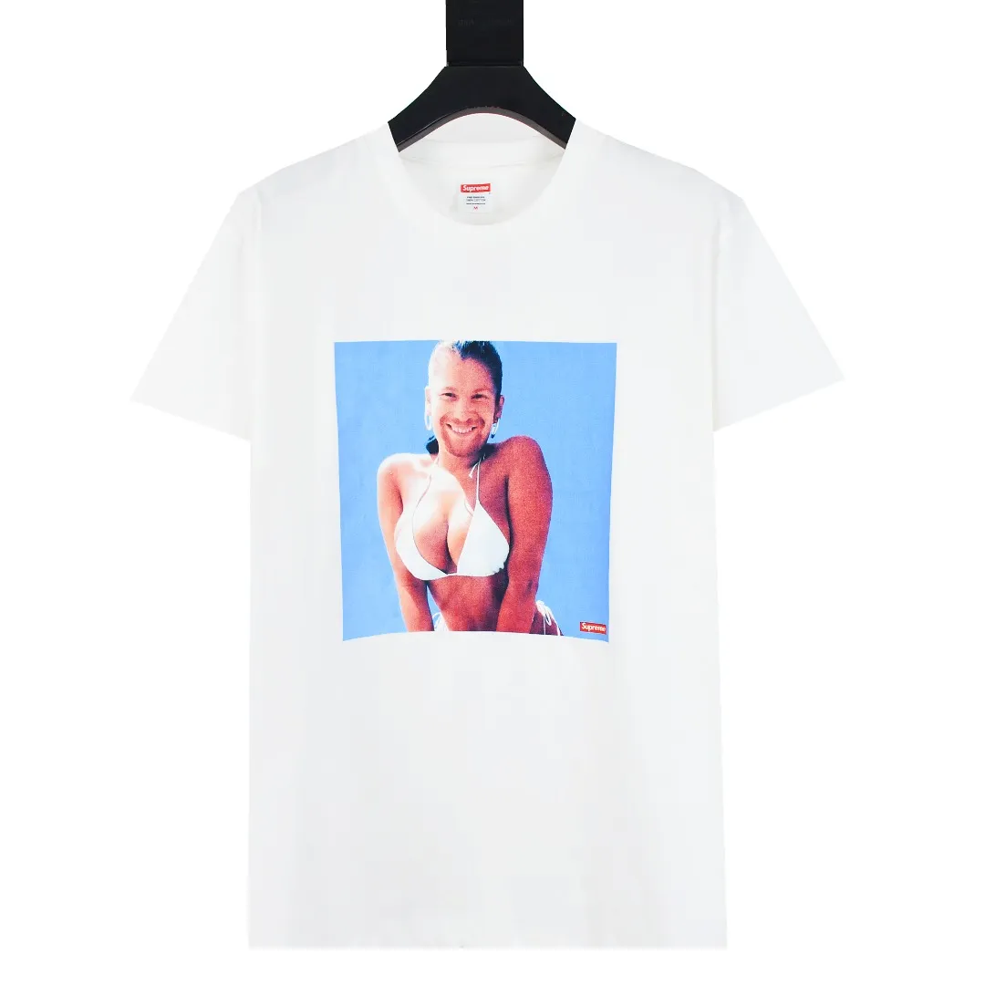 S422💰P150 Top version Supreme 25ss Aphex Twin Windowlicker Tee Bikini singer portrait alien printed short-sleeved T-shirt Refuse to look at pictures to make goods. Refuse to compare wrong versions. Use cylindrical seamless process (original process, there is no stitching bone on the side of the clothes, identification key point) The fabrics are all custom-woven and dyed, 280g weight, 100% cotton, cylindrical fabric. Cylindrical fabric is a knitted fabric woven with a cylinder loom. The needles are distributed in a cylindrical shape on the fuselage. The gray fabric is a large cylinder, which needs to be opened and shaped before it can be used further. There are no slits on the side of the clothes, so there is no washing label on the side of ordinary short-sleeves. There is only one collar label behind the neck. The printing uses heat-setting ink printing imported from Belgium (different from conventional heat transfer printing on the market), also known as plastic ink, or self-adhesive ink. Its ingredients: mainly composed of polyvinyl chloride (PVC) and phthalates, including PVC, phthalates, and color fixing agents. , stabilizer, and thickener are mixed to form thermoset ink, which is not the digital direct printing marketed on the market. The printing texture of thermoset ink cannot be achieved by digital direct printing. The new triple collar label has a watermark anti-counterfeiting effect, real anti-counterfeiting layer, and has a high probability of passing the approved version. The original packaging picture has a high probability of passing Size：S-XL