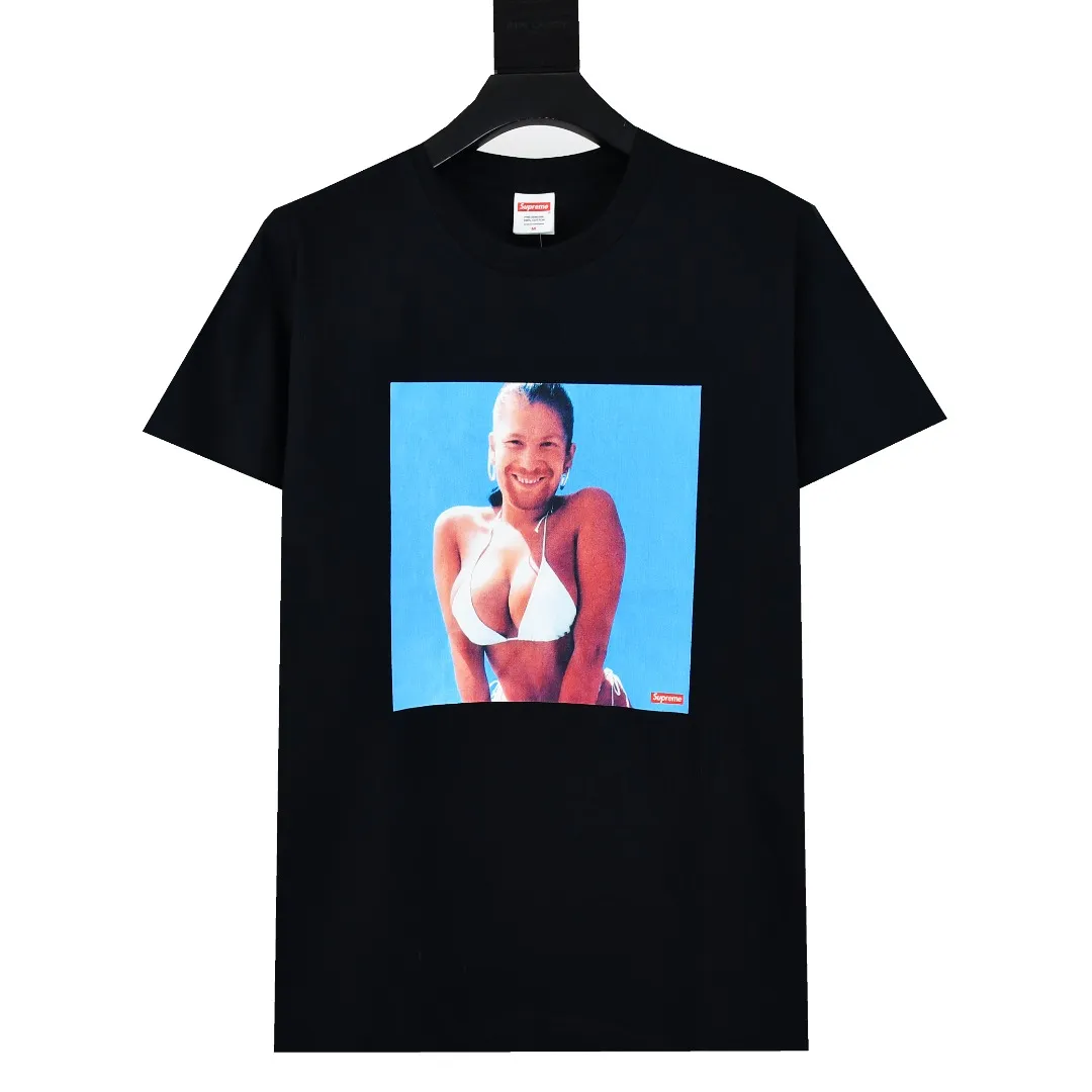 S422💰P150 Top version Supreme 25ss Aphex Twin Windowlicker Tee Bikini singer portrait alien printed short-sleeved T-shirt Refuse to look at pictures to make goods. Refuse to compare wrong versions. Use cylindrical seamless process (original process, there is no stitching bone on the side of the clothes, identification key point) The fabrics are all custom-woven and dyed, 280g weight, 100% cotton, cylindrical fabric. Cylindrical fabric is a knitted fabric woven with a cylinder loom. The needles are distributed in a cylindrical shape on the fuselage. The gray fabric is a large cylinder, which needs to be opened and shaped before it can be used further. There are no slits on the side of the clothes, so there is no washing label on the side of ordinary short-sleeves. There is only one collar label behind the neck. The printing uses heat-setting ink printing imported from Belgium (different from conventional heat transfer printing on the market), also known as plastic ink, or self-adhesive ink. Its ingredients: mainly composed of polyvinyl chloride (PVC) and phthalates, including PVC, phthalates, and color fixing agents. , stabilizer, and thickener are mixed to form thermoset ink, which is not the digital direct printing marketed on the market. The printing texture of thermoset ink cannot be achieved by digital direct printing. The new triple collar label has a watermark anti-counterfeiting effect, real anti-counterfeiting layer, and has a high probability of passing the approved version. The original packaging picture has a high probability of passing Size：S-XL