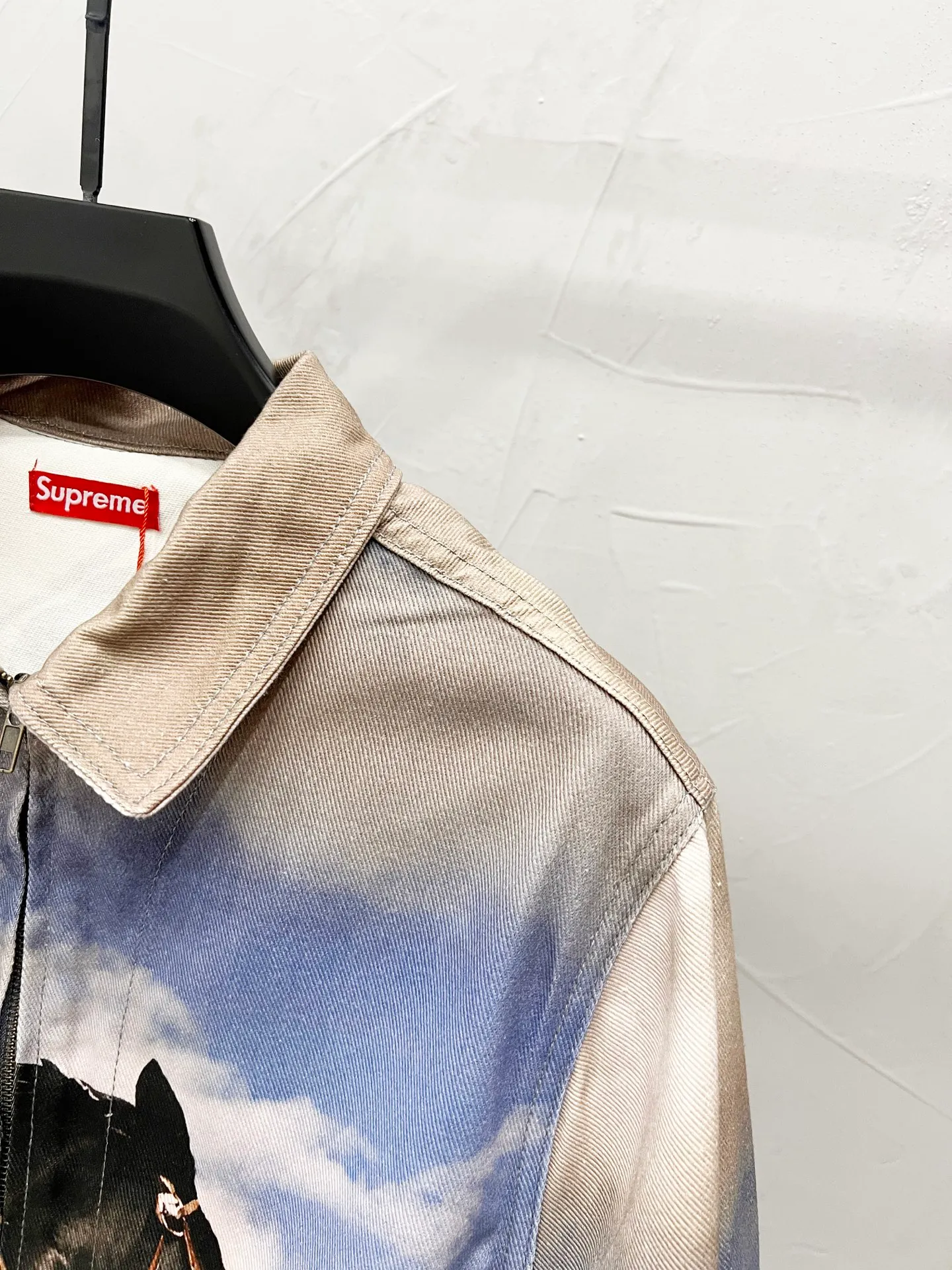 P350 Model No.: [M827] Supreme Cowboy Denim Work Jacket Classic Horse Pole Denim Work Jacket This jacket has many details and pre-sales began as soon as it was released. The entire garment is very similar to last year's floral jacket. This jacket is based on Jim Krantz's famous painting of the American western photography artist. The difficulty lies in making the entire picture symmetrical on the clothes. However, it is much simpler than last year's oil painting jacket. It was finally shipped in two months. Full-body digital direct printing, full-body printing alignment. The most important thing about this baby is the color matching. This color matching is extremely lucky. I scanned the original version and got it directly. Even all the mud stains were consistent through precision direct printing. Not much to say, let’s take a look at the detailed pictures below. The cost of printing is 100+. Printing alignment inside and outside pockets. Zippers and buttons are molded and customized. Perfect shipment. Detailed pictures can be compared with the official website pictures. Perfect symmetrical printing. No middlemen to compete for the price difference. -Size: M-L-XL-XXL -Color: Original color -Weight: 561g