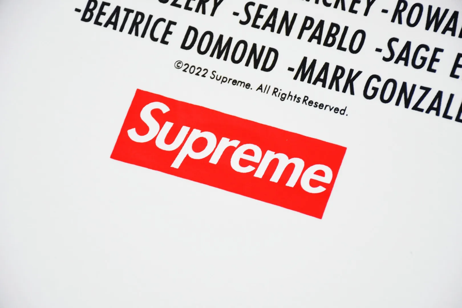 S196💰p130 Top version Supreme “Play Dead” Tee movie commemorative box logo short-sleeved T-shirt. For those of us who focus on top-level Sup products, this short-sleeved one is naturally available. It adopts cylindrical seamless technology (original technology, there are no gaps on the sides of the clothes, the key point of identification) The fabrics are all custom-woven and dyed, 280g weight, 100% cotton, cylindrical fabric. Cylindrical fabric is knitted fabric woven with a cylinder loom. The needles are distributed in a cylindrical shape on the fuselage. The gray fabric is a large cylinder that needs to be opened and shaped before it can be used further. There are no slits on the side of the clothes, so there is no washing label on the side of ordinary short-sleeves. There is only one collar label behind the neck. The printing is printed with thermosetting ink, also known as plastic. Ink, or self-adhesive ink, contains ingredients: mainly composed of polyvinyl chloride (PVC) and phthalates. PVC and phthalates, fixatives, stabilizers, and thickeners are mixed to form a thermal ink. Solid ink is not the digital direct printing advertised on the market. The printing texture of thermoset ink is something that digital direct printing cannot achieve. The collar label has a watermark anti-counterfeiting effect, a real anti-counterfeiting layer, a probability of passing the version, and a high probability of passing the original packaging picture. Size：S-XL