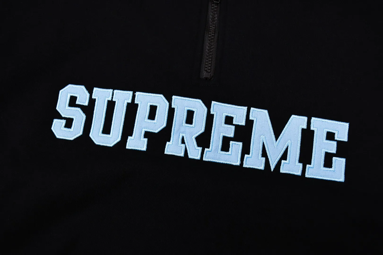 🅿️350 S269 top version Supreme 24FW Collegiate Half Zip Pullover letter logo half-zip sweatshirt 1. Fabric: Custom-woven and dyed according to ZP testing, pure cotton 460G fleece main fabric 2. Technology: extra custom-dyed machine patches, large area embroidered letters on the front, imported Behringer embroidery machine operation, exquisite and perfect presentation 3. Hem and cuffs: Customized color matching threads are made of 520G Inelastic thread (low-end products use elastic thread, causing the hem and cuffs to appear wavy) 4. Customized ZP YKK zipper/main label/wash label/tag/packaging bag (equipped with extra-large thickened handbag) Size: S~XL