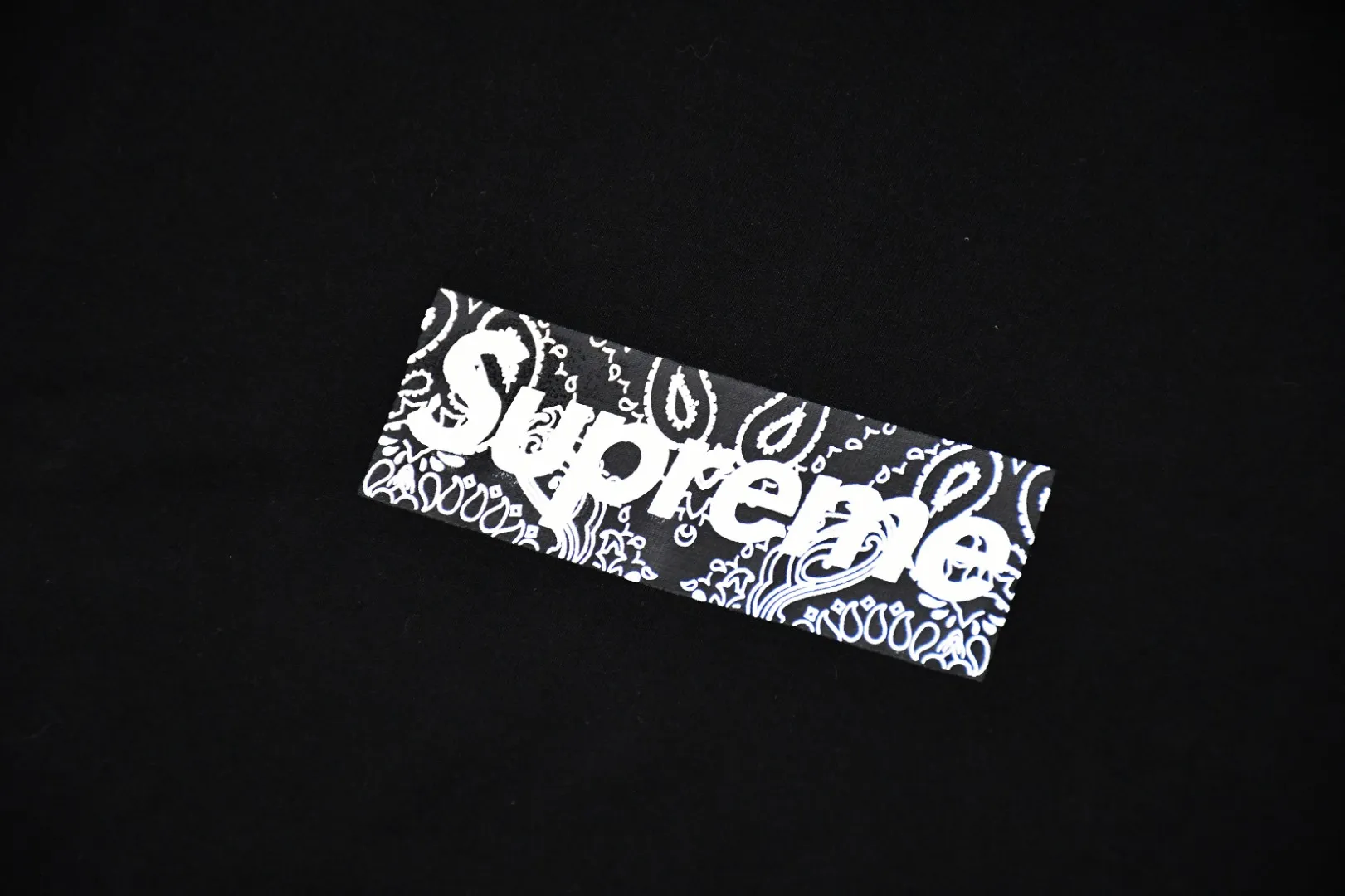 🅿️120 S16 top version Supreme 19FW Bandana Box Logo Tee cashew flower Bogo short-sleeved T-shirt using cylindrical seamless technology (original technology, no gaps on the side of the clothes, key points of identification) The fabric is made of 280 grams of 21-count imported combed cotton. The traditional barrel-woven T-shirt has no side seams. The optional 1x1 pure cotton thread has a single-color minimum order quantity of more than 1,000. The thermoset ink imported from Belgium assists the screen printing screen. Cunard fully automatic elliptical heating integrated printing machine. The white paste base is through 4 layers of color screen printing and digital direct injection. The printing integrated edge has no jagged edges. Certified label. Purple light anti-counterfeiting technology. Comes with original handbag. Color: black~white Size: S~XL