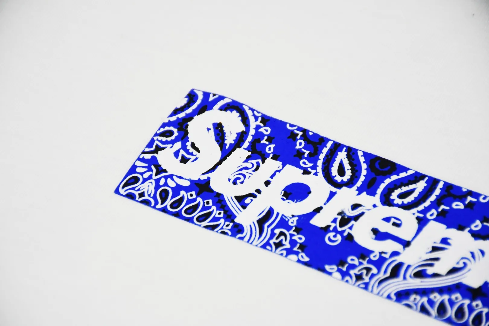 🅿️120 S16 top version Supreme 19FW Bandana Box Logo Tee cashew flower Bogo short-sleeved T-shirt using cylindrical seamless technology (original technology, no gaps on the side of the clothes, key points of identification) The fabric is made of 280 grams of 21-count imported combed cotton. The traditional barrel-woven T-shirt has no side seams. The optional 1x1 pure cotton thread has a single-color minimum order quantity of more than 1,000. The thermoset ink imported from Belgium assists the screen printing screen. Cunard fully automatic elliptical heating integrated printing machine. The white paste base is through 4 layers of color screen printing and digital direct injection. The printing integrated edge has no jagged edges. Certified label. Purple light anti-counterfeiting technology. Comes with original handbag. Color: black~white Size: S~XL