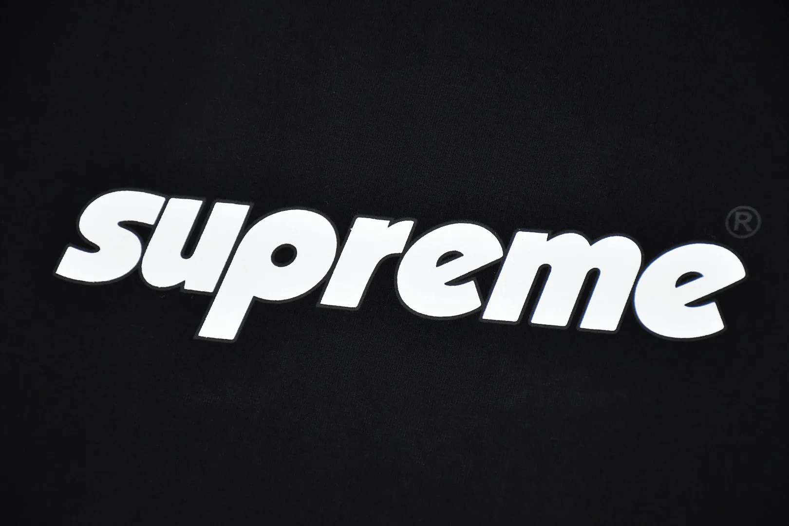 🅿️120 S157 top version Supreme 24ss RPINLINE Logo printed short-sleeved T-shirt. Refuse to look at pictures to make goods. Refuse to compare with wrong versions. Use cylindrical seamless process (original process, there is no stitching bone on the side of the clothes, the key point of identification) The fabrics are all custom-woven and dyed, 280g weight, 100% cotton, cylindrical fabric. Cylindrical fabric is a knitted fabric woven with a cylinder loom. The needles are distributed in a cylindrical shape on the fuselage. The gray fabric is a large cylinder, which needs to be opened and shaped before it can be used further. There are no slits on the side of the clothes, so there is no washing label on the side of ordinary short-sleeves. There is only one collar label behind the neck. The printing uses thermosetting ink printing imported from Belgium (different from conventional thermal transfer printing), also known as plastic ink, or self-adhesive ink. Its ingredients are: mainly composed of polyvinyl chloride (PVC) and phthalates. PVC and phthalates, solid color The thermoset ink is composed of a mixture of agents, stabilizers, and thickeners. It is not the digital direct printing advertised on the market. The printing texture of thermoset ink cannot be achieved by digital direct printing. The collar label has a watermark anti-counterfeiting effect, a real anti-counterfeiting layer, a version with a high probability of passing the inspection, and a high probability of passing the original packaging picture. Size：S-XL