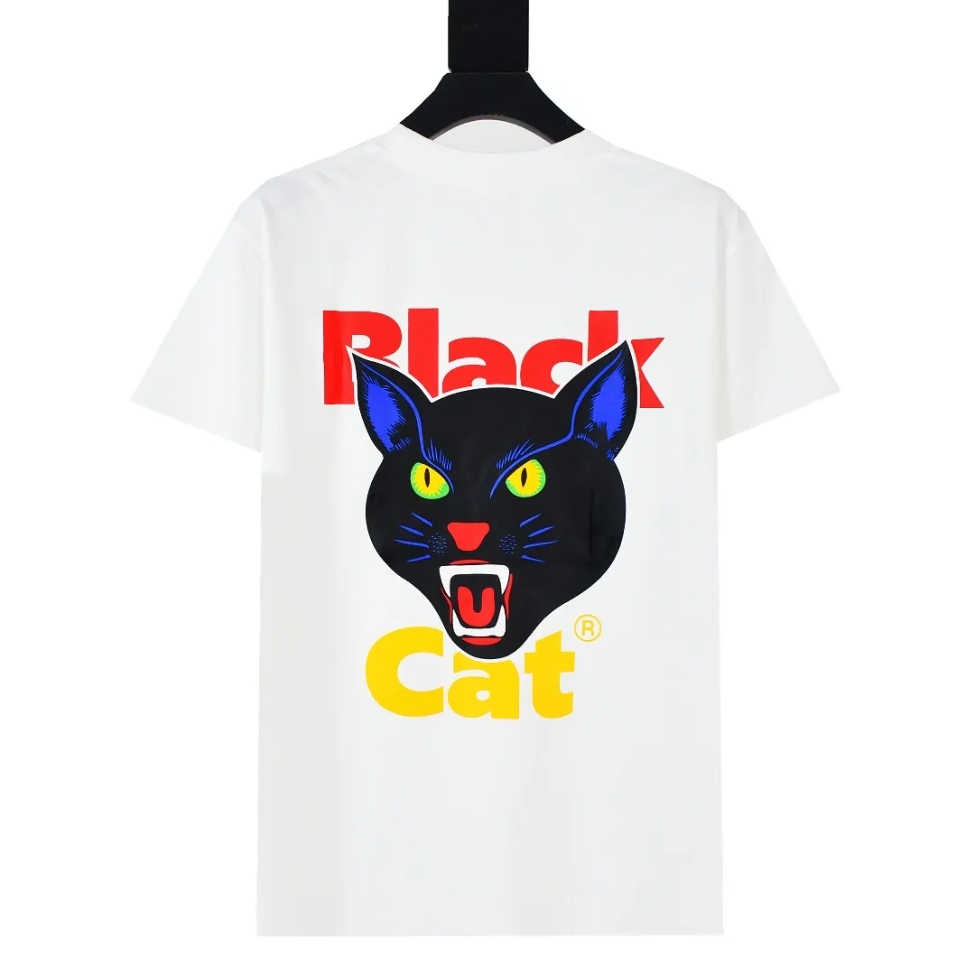 S382💰p150 Top version Supreme 24ss BLACK CAT black cat print short-sleeved T-shirt. Refuse to look at pictures to make products. Refuse to compare wrong versions. Use cylindrical seamless process (original process. There are no stitched bones on the side of the clothes. Key points of identification) The fabrics are all custom-woven and dyed, 280g weight, 100% cotton, cylindrical fabric. Cylindrical fabric is a knitted fabric woven with a cylinder loom. The needles are distributed in a cylindrical shape on the fuselage. The gray fabric is a large cylinder, which needs to be opened and shaped before it can be used further. There are no slits on the side of the clothes, so there is no washing label on the side of ordinary short-sleeves. There is only one collar label behind the neck. The printing uses thermosetting ink printing imported from Belgium (different from conventional heat transfer printing), also known as plastic ink, or self-adhesive ink. Its ingredients are: mainly composed of polyvinyl chloride (PVC) and phthalates. PVC and phthalates, solid color The thermosetting ink is composed of a mixture of agents, stabilizers, and thickeners. It is not the digital direct printing marketed on the market. The printing texture of thermosetting ink cannot be achieved by digital direct printing. The collar label has a watermark anti-counterfeiting effect, a real anti-counterfeiting layer, a version with a high probability of passing the inspection, and the original packaging picture has a high probability of passing the test. Size：S-XL