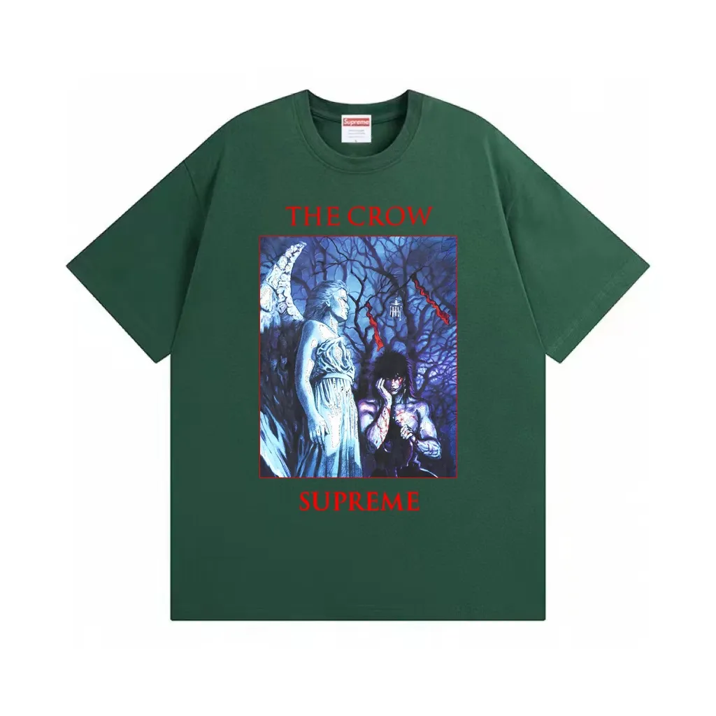 #S105 p110💰 Supreme Week4 xThe Crow co-branded Tee crow angel devil pattern print Loose fit Made of 260g combed cotton double yarn From fabrics to accessories, all three standards are complete and follow ZP Imported Matsui company slurry printing will never crack The whole piece adopts three-needle five-thread technology (neckline-shoulder seam-sleeve seam double line, looks more three-dimensional and textured) The same craftsmanship as the original version, classic version Feel free to compare zp. The whole piece adopts three-needle five-thread craftsmanship (neckline-shoulder seam-sleeve seam double thread, which looks more three-dimensional and textured). It has the same craftsmanship as the original original, classic version. Color: White, Black, Dark Green, Purple. Size: S M L XL XXL