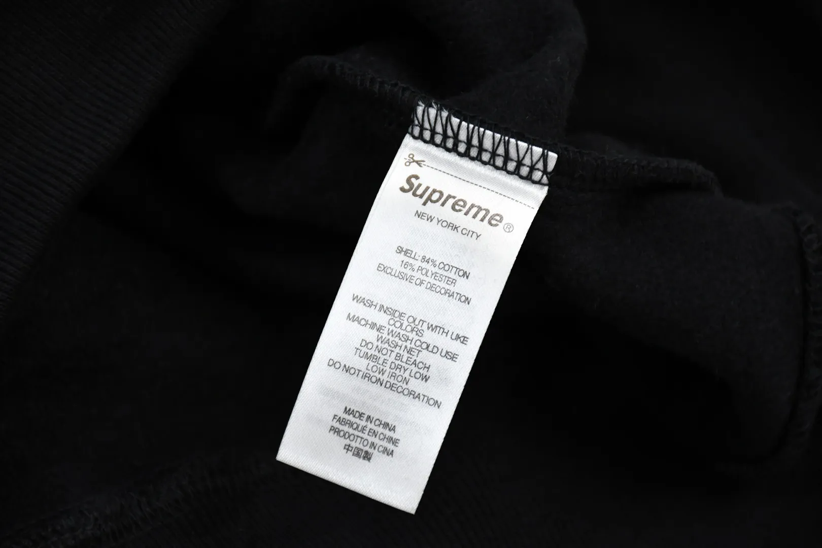 🅿️320 S255 top version Supreme 24FW WARM Up Hooded Sweatshirt Hat printed hooded sweatshirt For those of us who focus on top Sup products, this sweatshirt is naturally available ZP testing Custom weaving and dyeing Pure cotton 450G fleece main fabric Printing uses thermoset ink printing, also known as plastic ink, or self-adhesive ink. Its ingredients are: mainly composed of polyvinyl chloride (PVC) and phthalates. PVC and phthalates, color fixing agents, stabilizers, and thickeners are mixed to form thermoset ink. It is not the digital direct printing advertised on the market. The printing texture of thermoset ink is unachievable by digital direct printing. Customized ZP co-branding Main label/wash water label/tag/packaging bag (equipped with extra large thickened handbag) There is a probability of passing the inspection version, and the original packaging picture has a high probability of passing. Size: S-XL